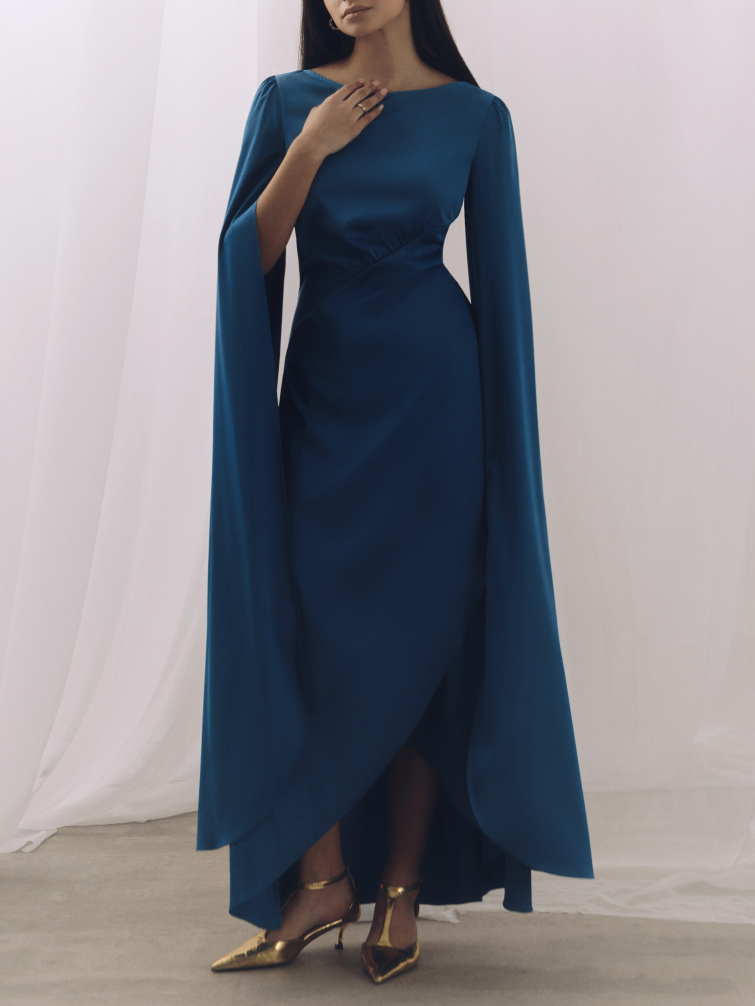 Maxi dress with diagonal gathering at the waist and long sleeves