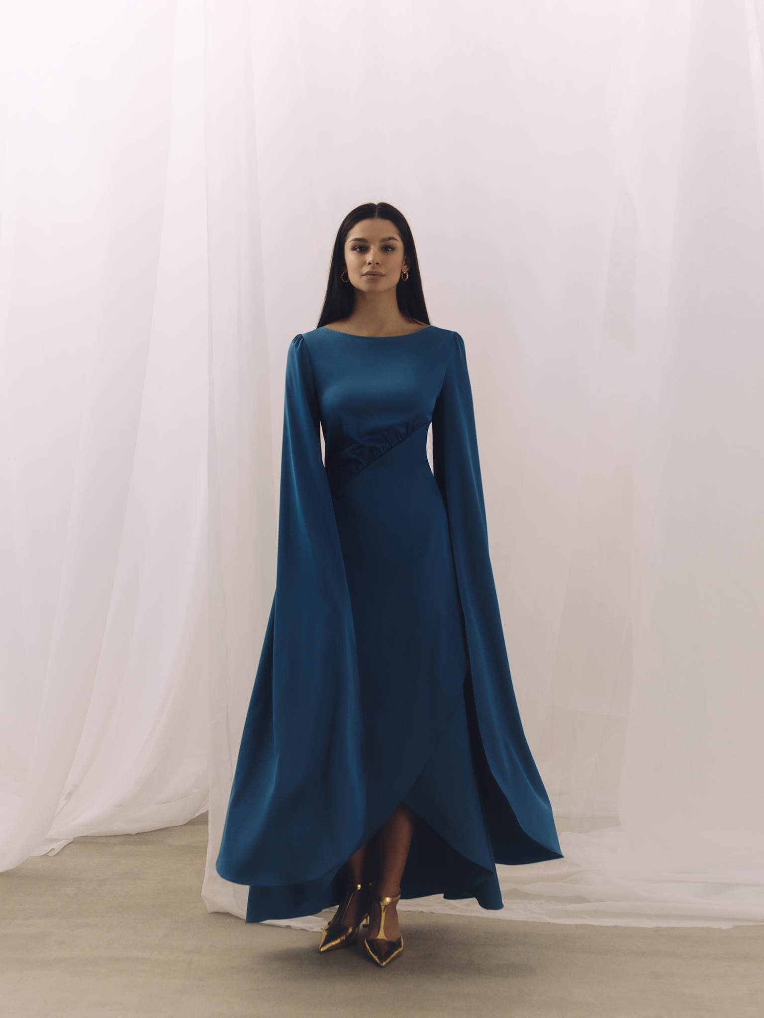 Maxi dress with diagonal gathering at the waist and long sleeves