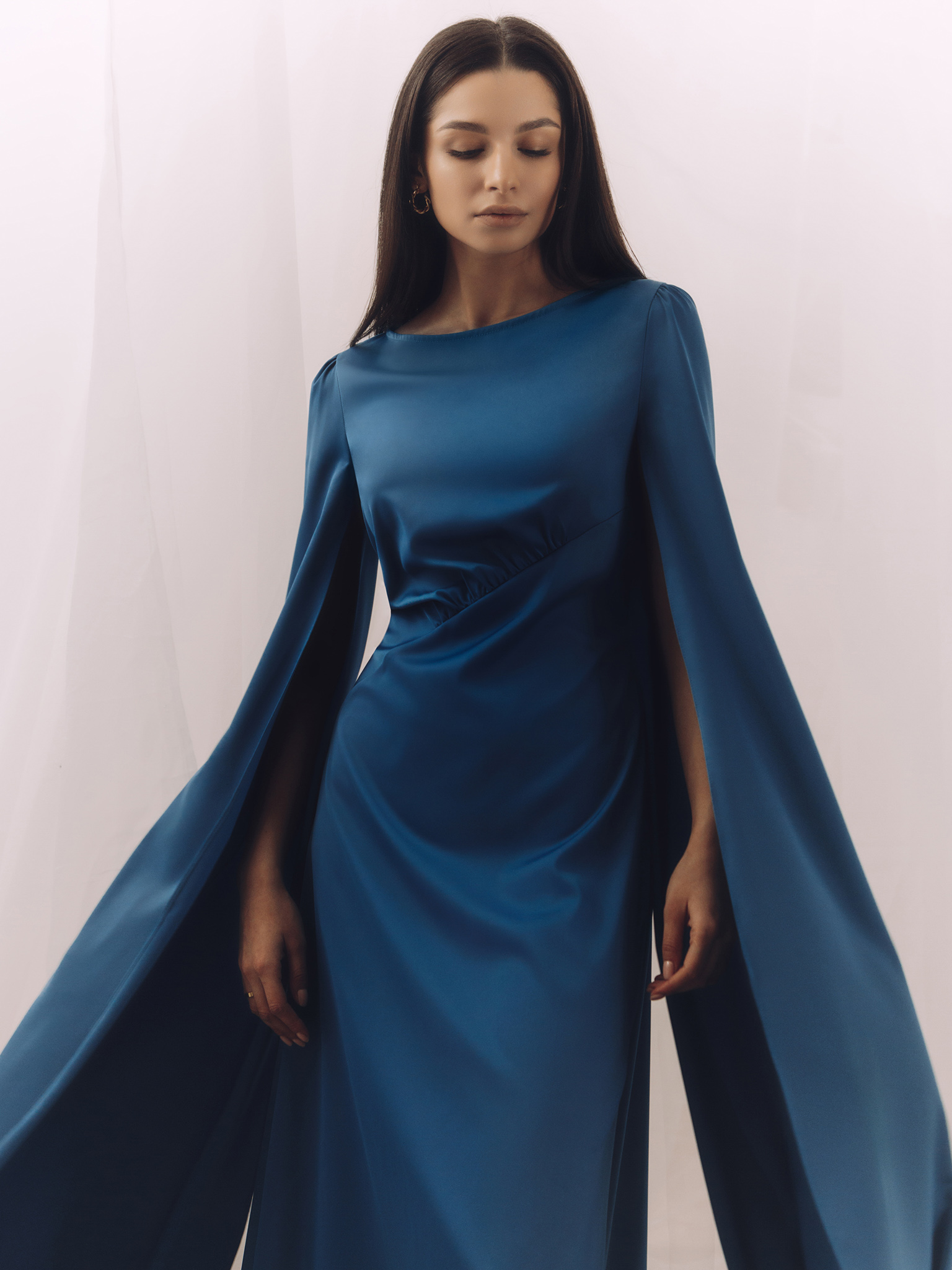 Maxi dress with diagonal gathering at the waist and long sleeves