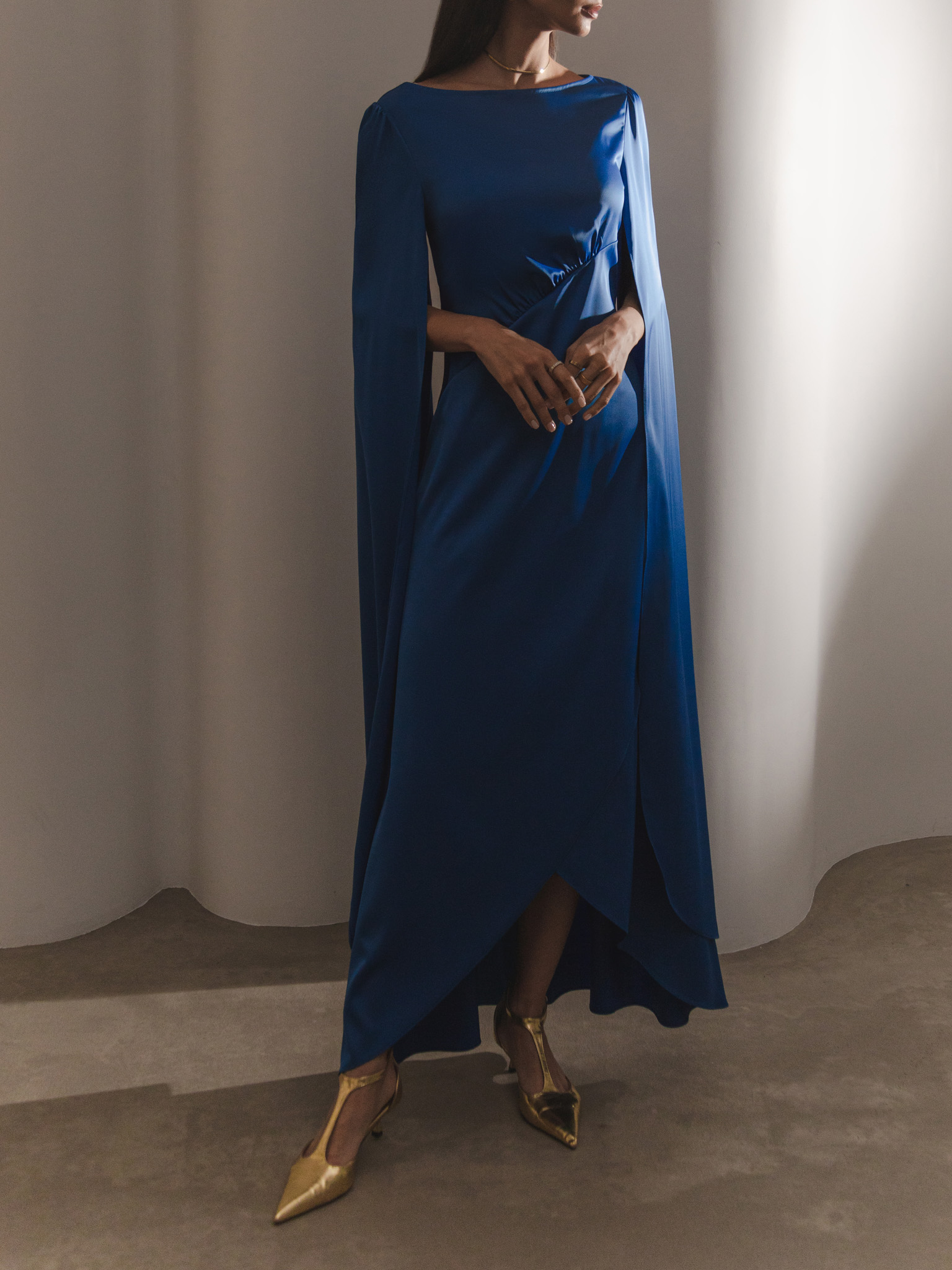 Maxi dress with diagonal gathering at the waist and long sleeves