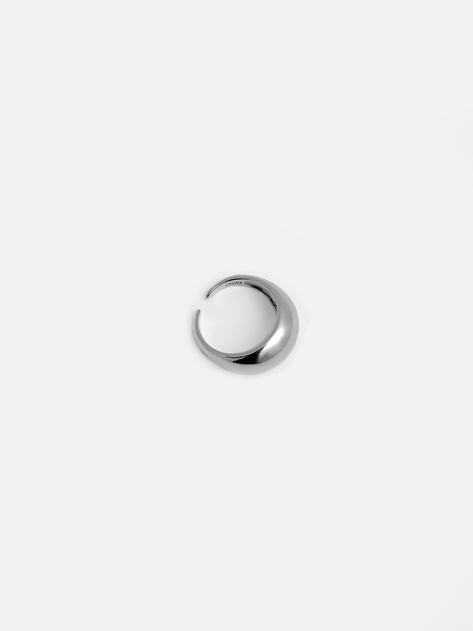 Glossy round shaped ring