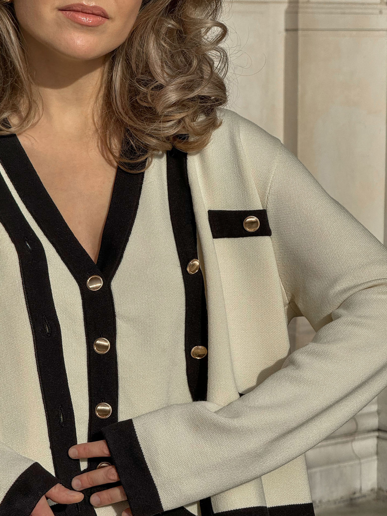 Кардиган из вязаного трикотажа с золотистыми пуговицами