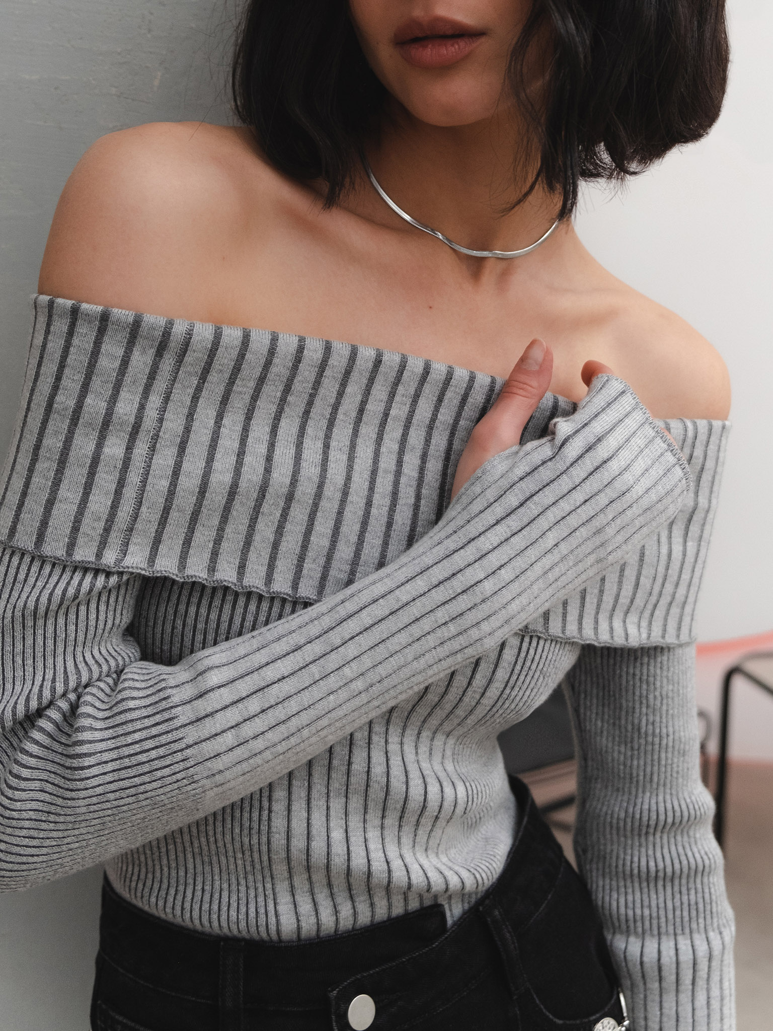 Open-shoulder jersey top