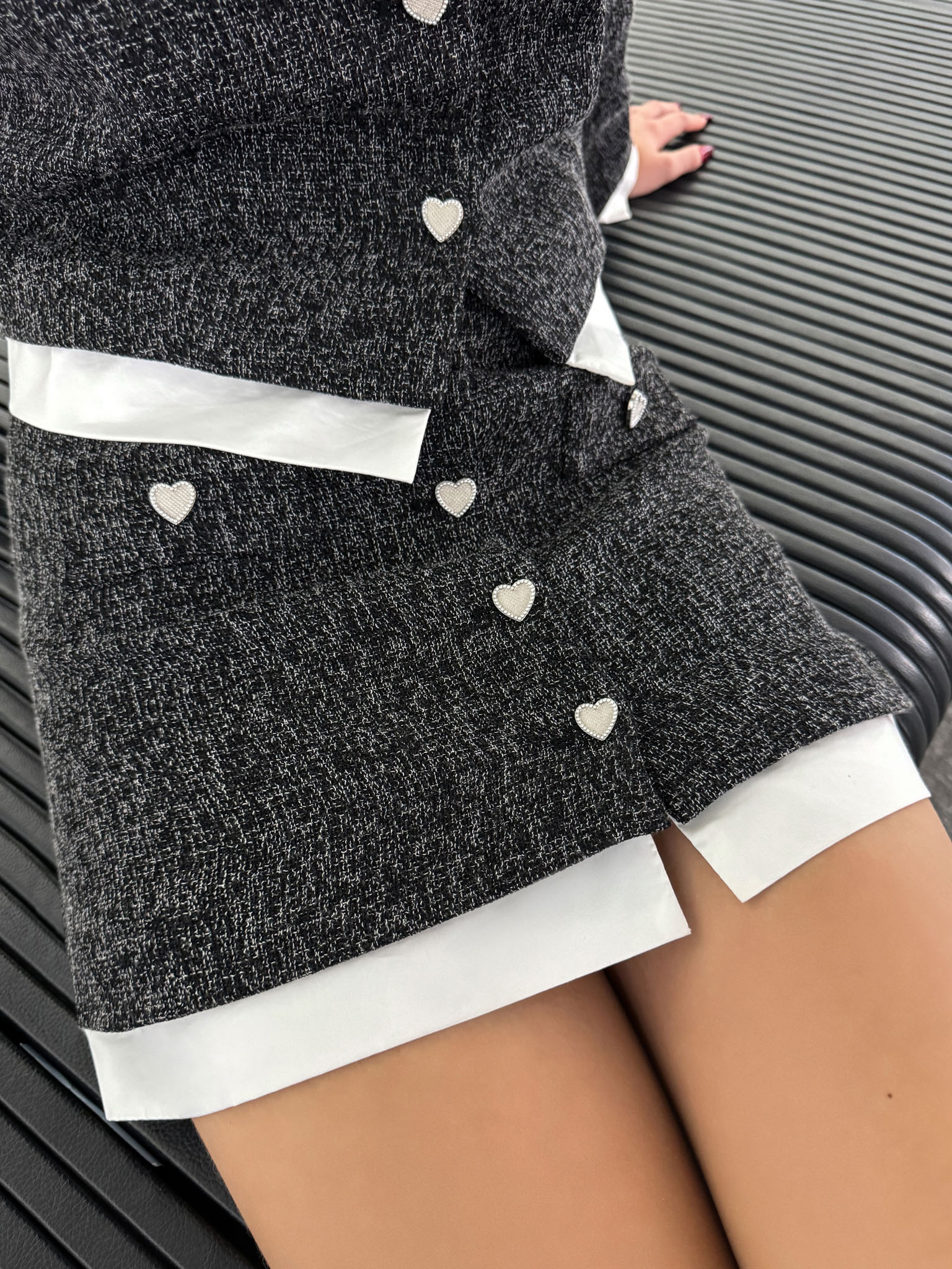 Mini-jupe avec boutons en forme de cœur