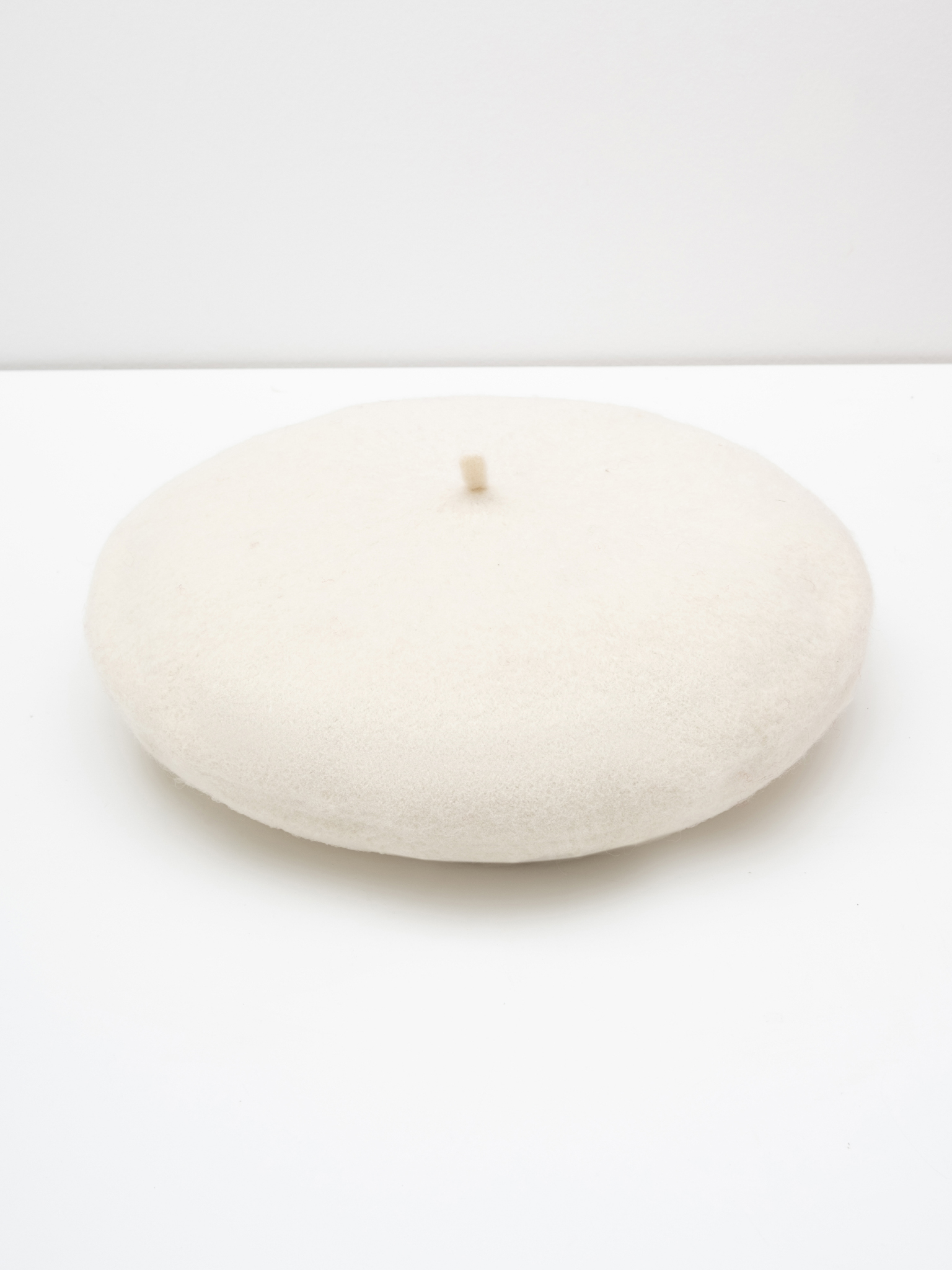 Шерстяной берет гладкой вязки