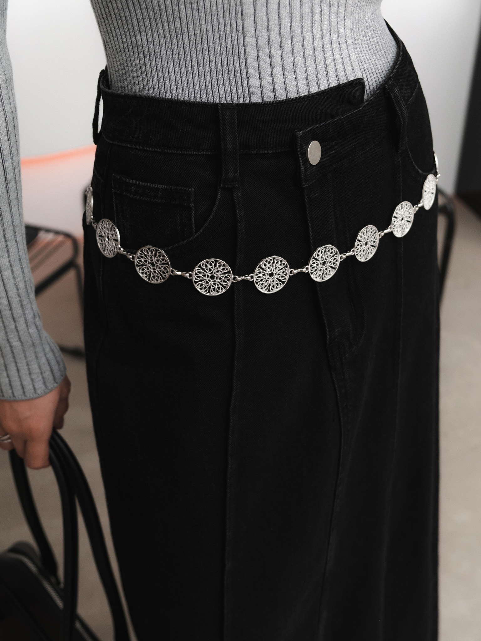 Metal belt with round decor