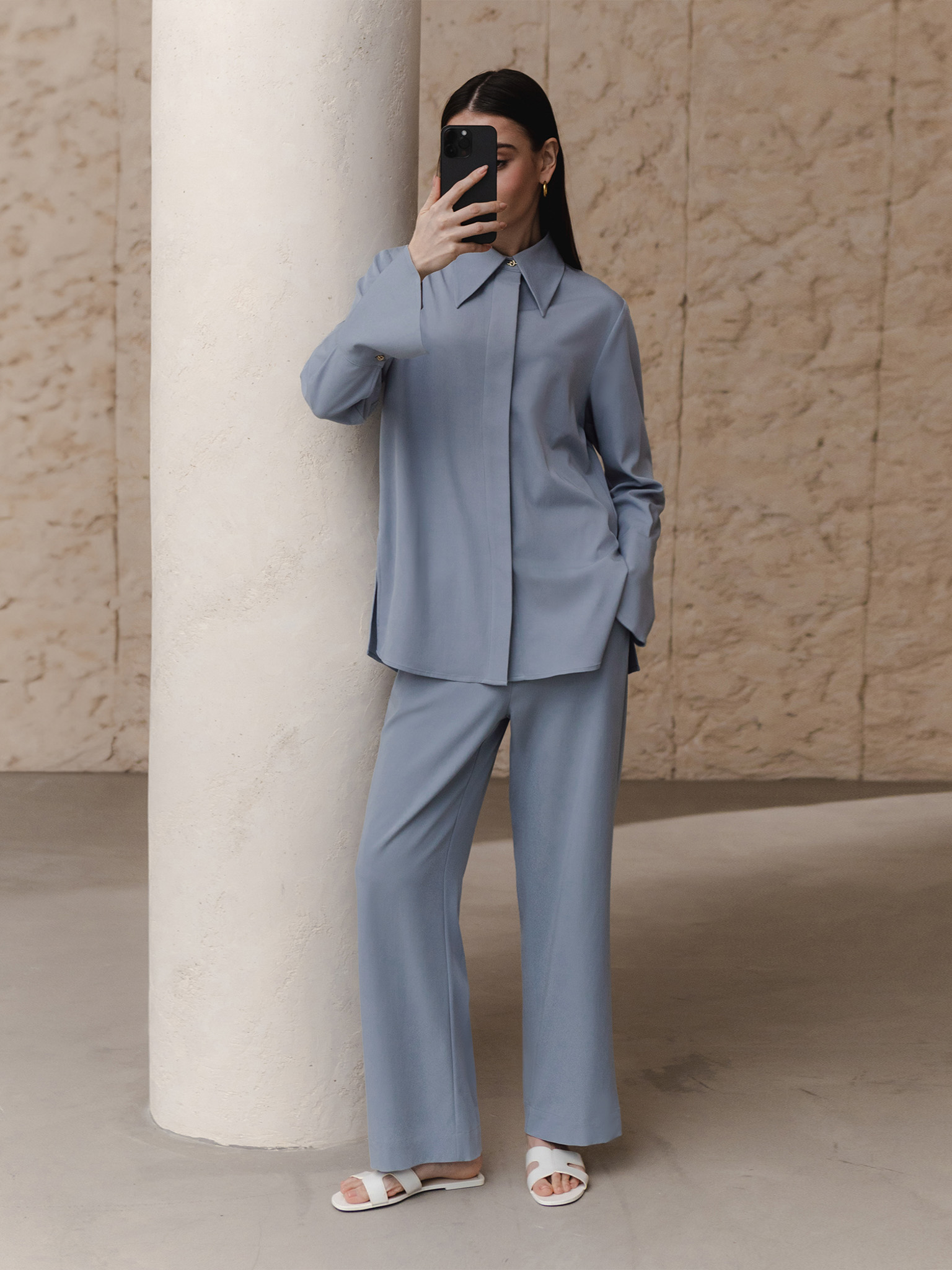 Loose shirt with wide cuffs