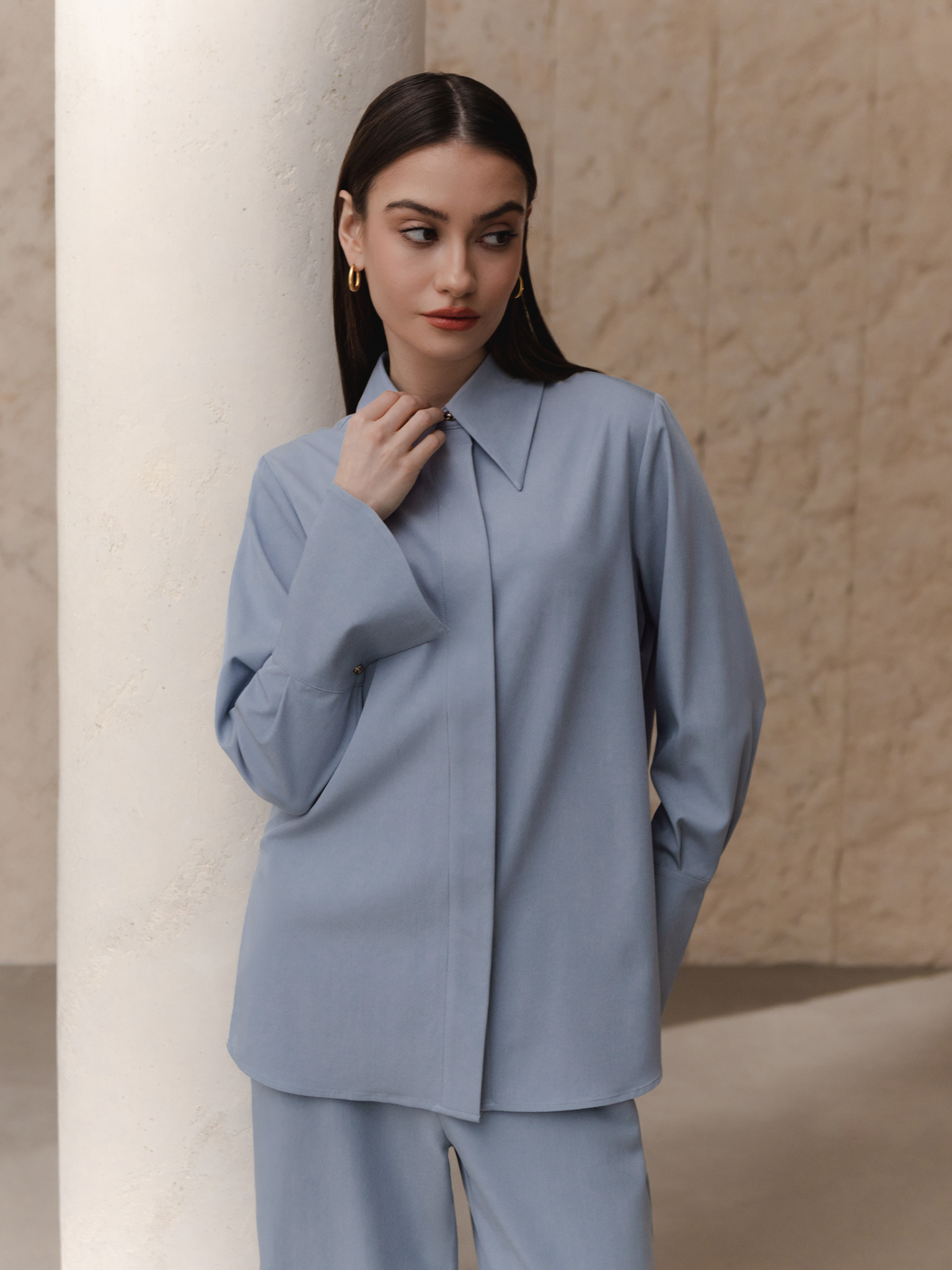 Loose shirt with wide cuffs