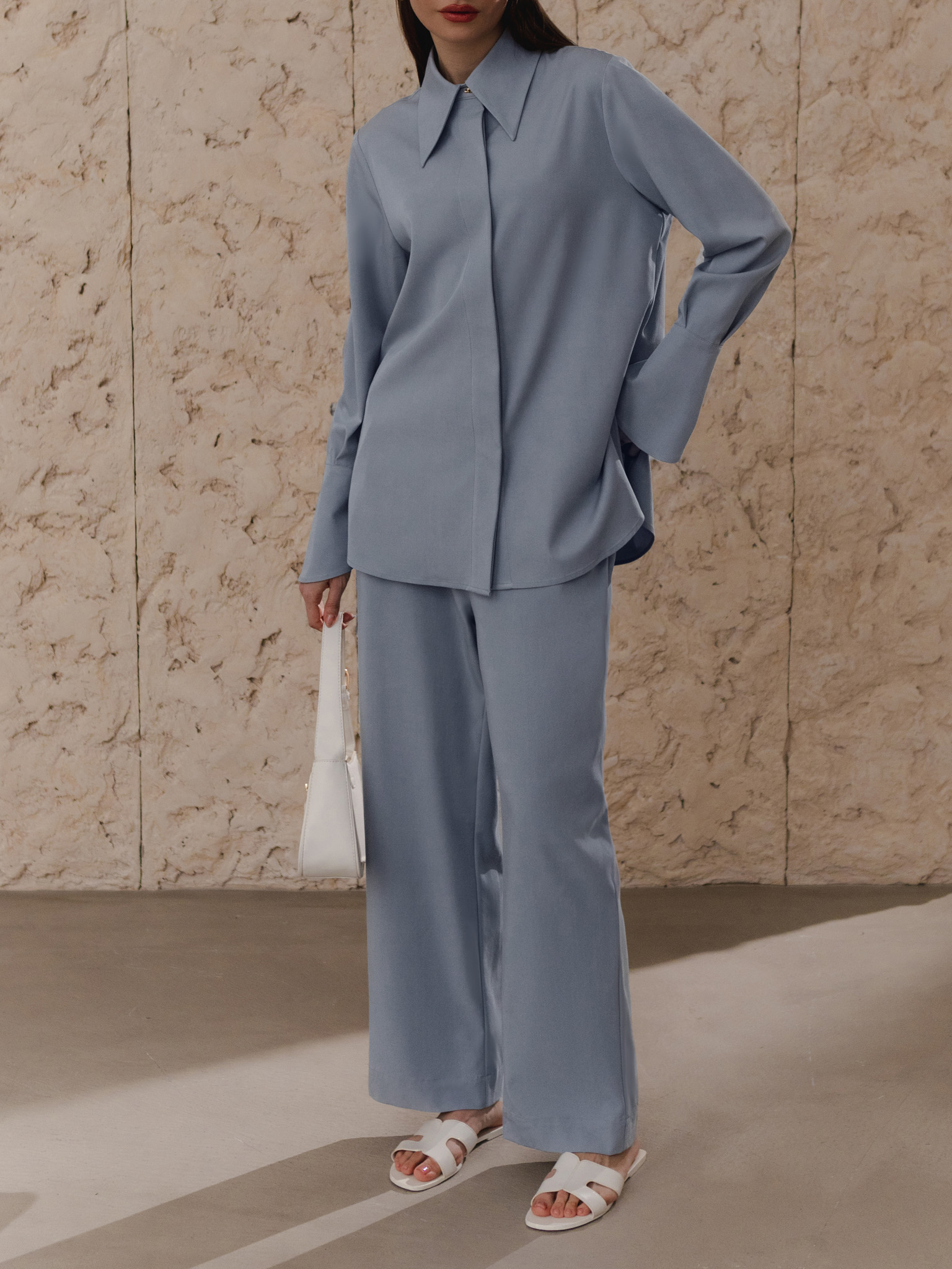 Loose shirt with wide cuffs