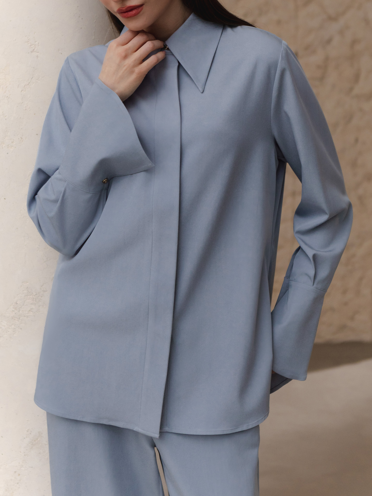 Loose shirt with wide cuffs