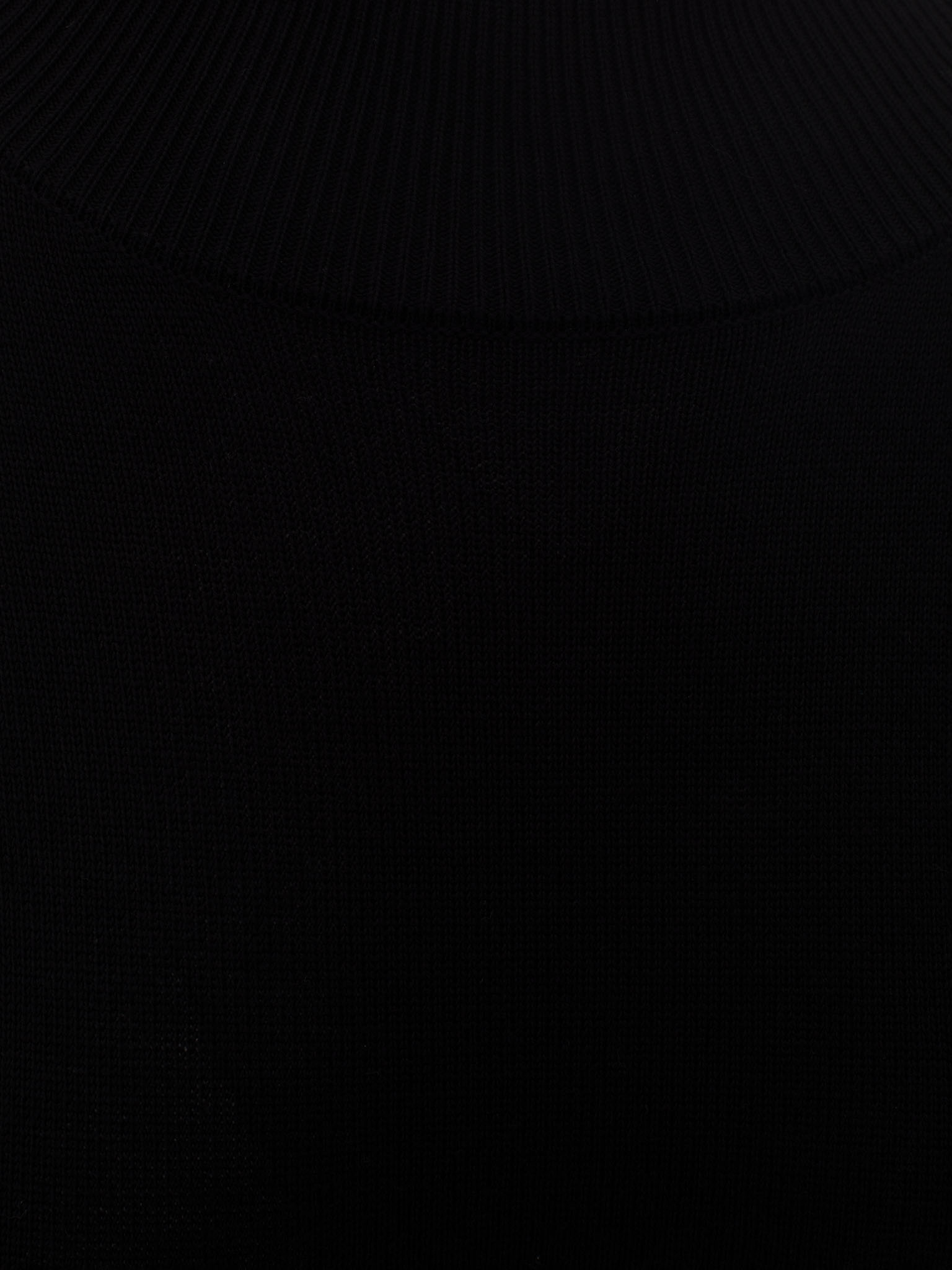 Трикотажное платье макси с высоким воротником