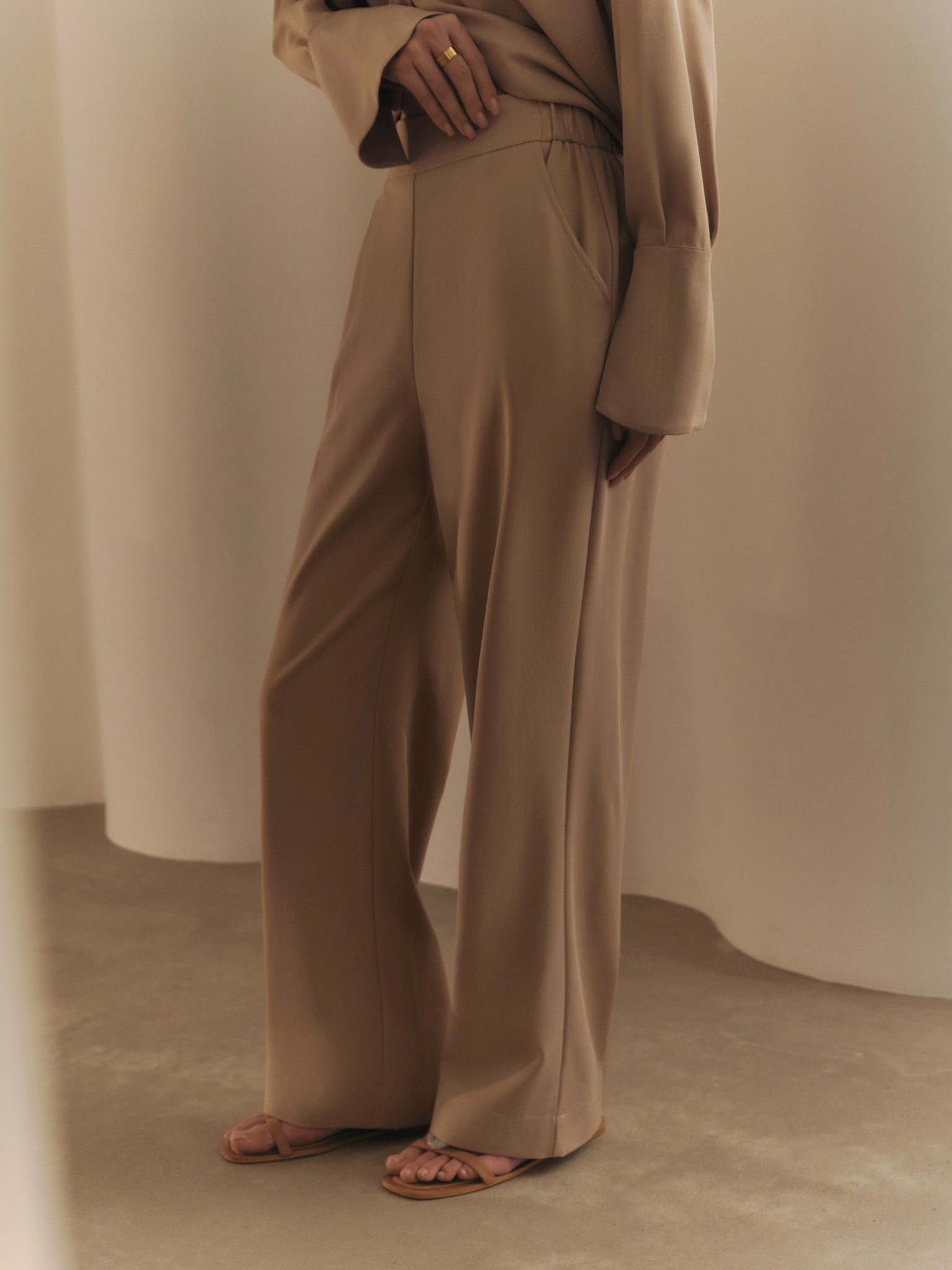 Gerade Hose mit elastischem Bund