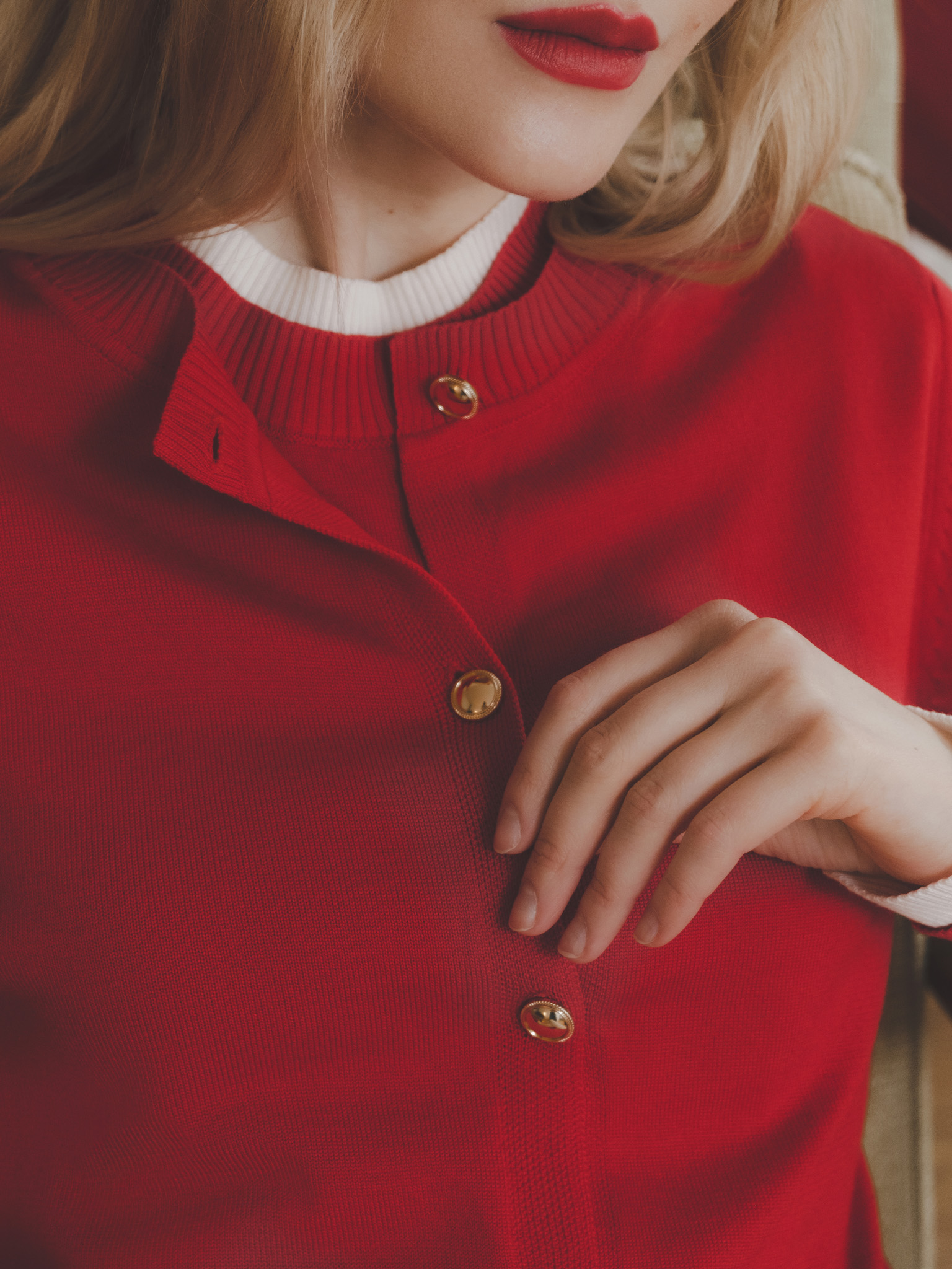 Knitted cardigan with contrasting cuffs and bottom edge