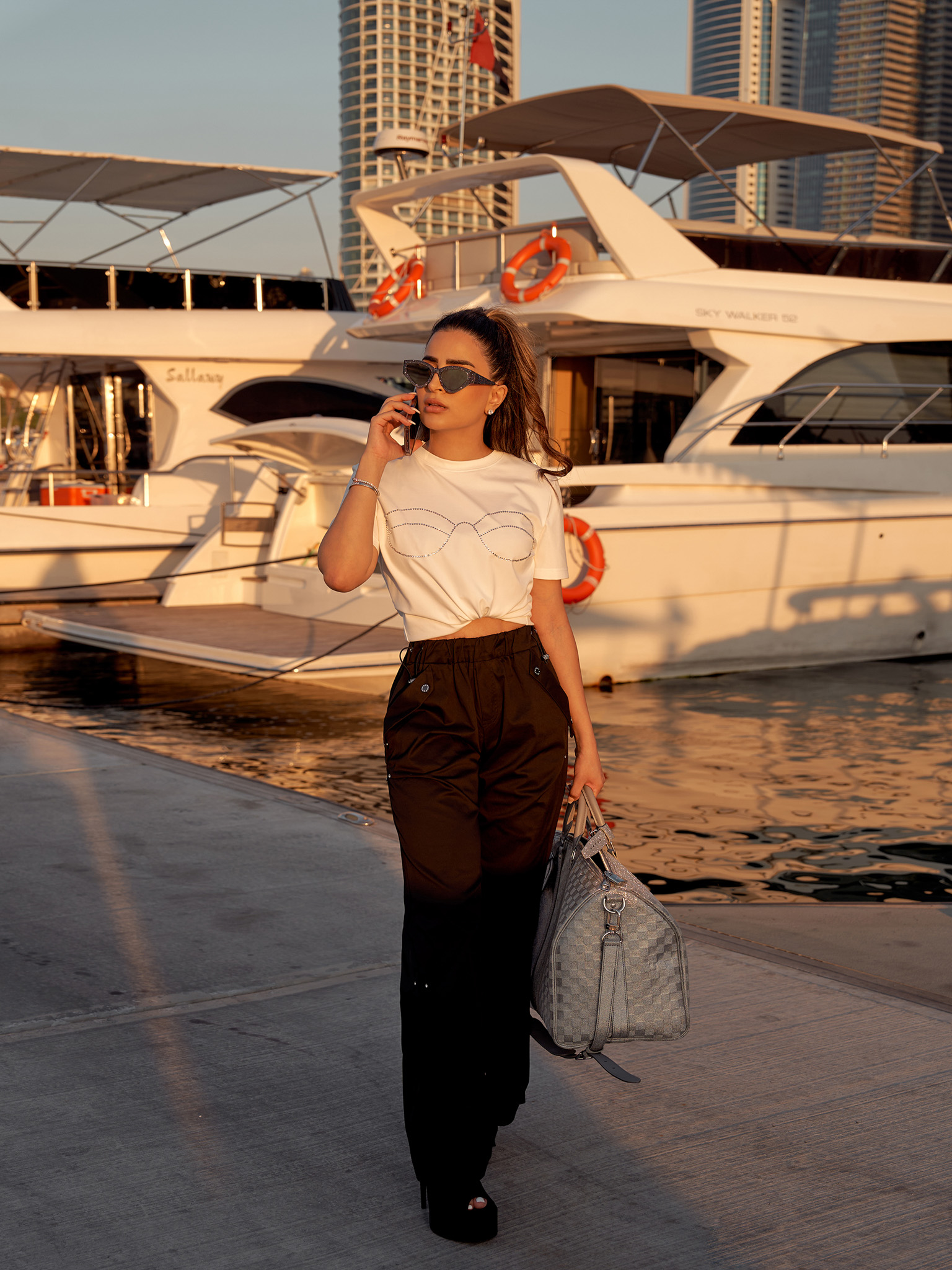 Свободные брюки с резинкой на талии