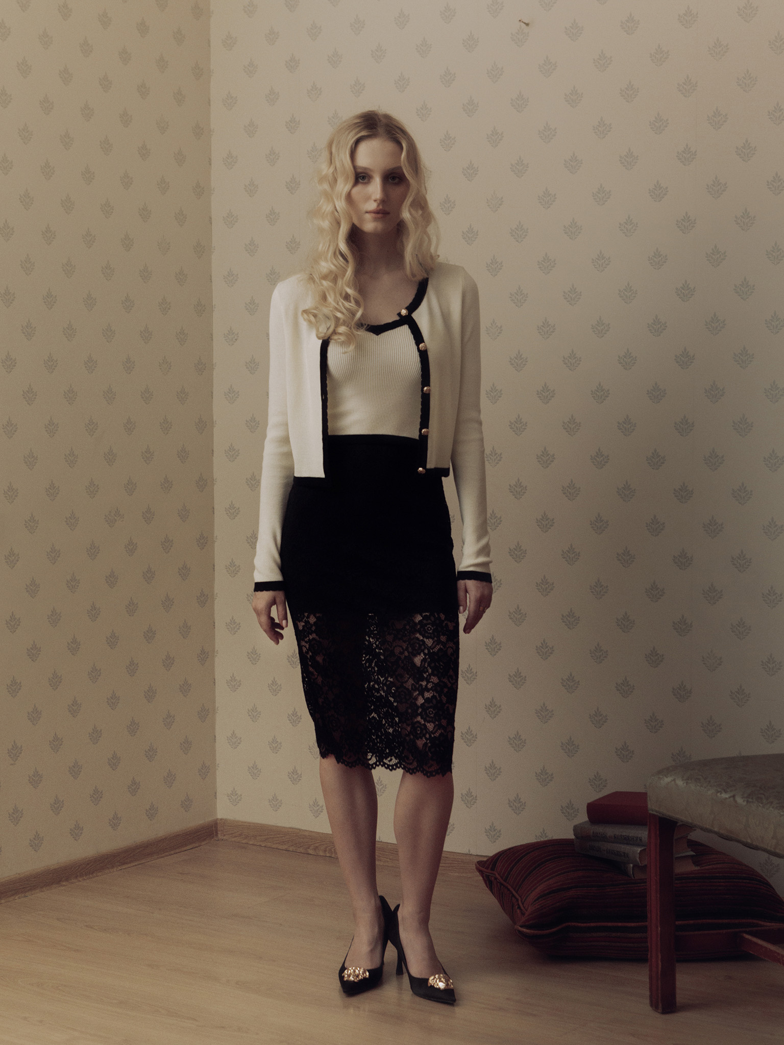 Taillierte Strickjacke aus Rippstrick mit kontrastierender Einfassung