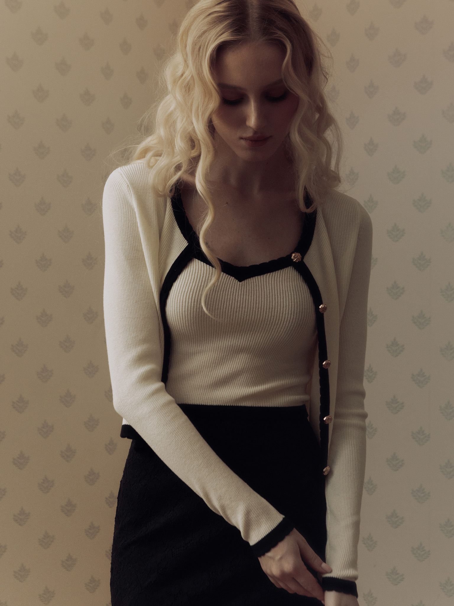 Taillierte Strickjacke aus Rippstrick mit kontrastierender Einfassung