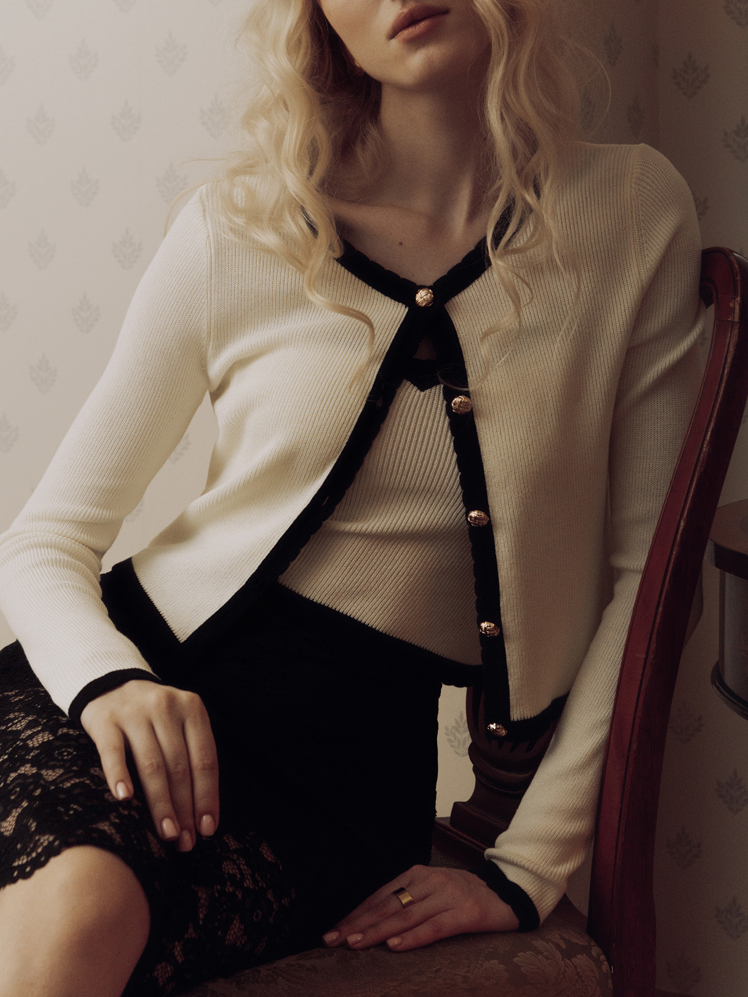 Taillierte Strickjacke aus Rippstrick mit kontrastierender Einfassung