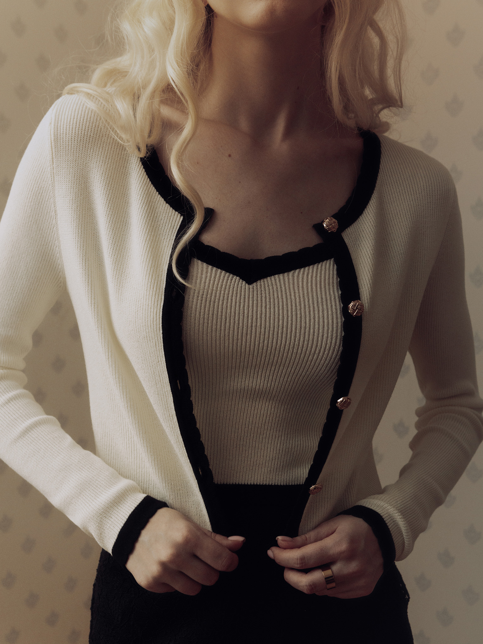 Taillierte Strickjacke aus Rippstrick mit kontrastierender Einfassung