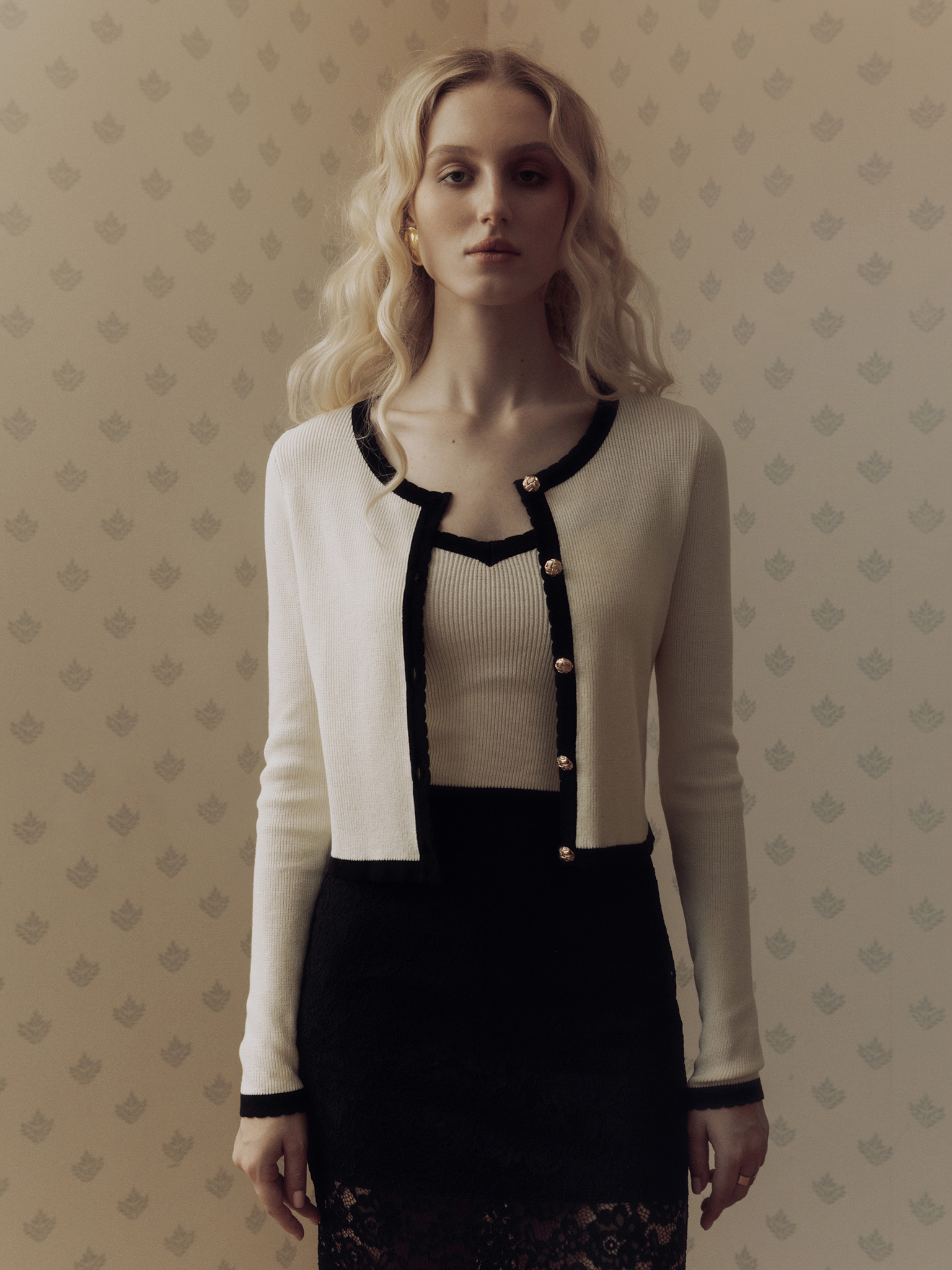 Taillierte Strickjacke aus Rippstrick mit kontrastierender Einfassung