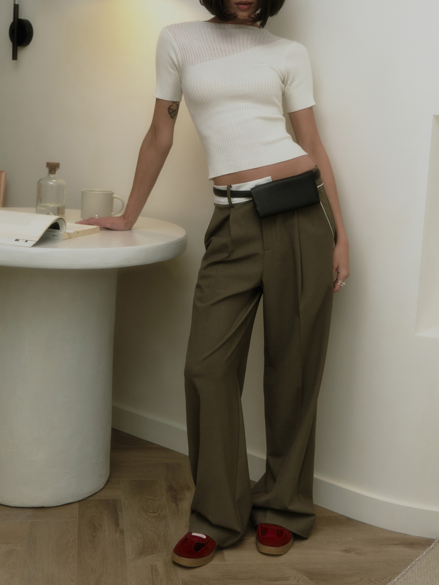 Cropped ribbed top with one shoulder lining