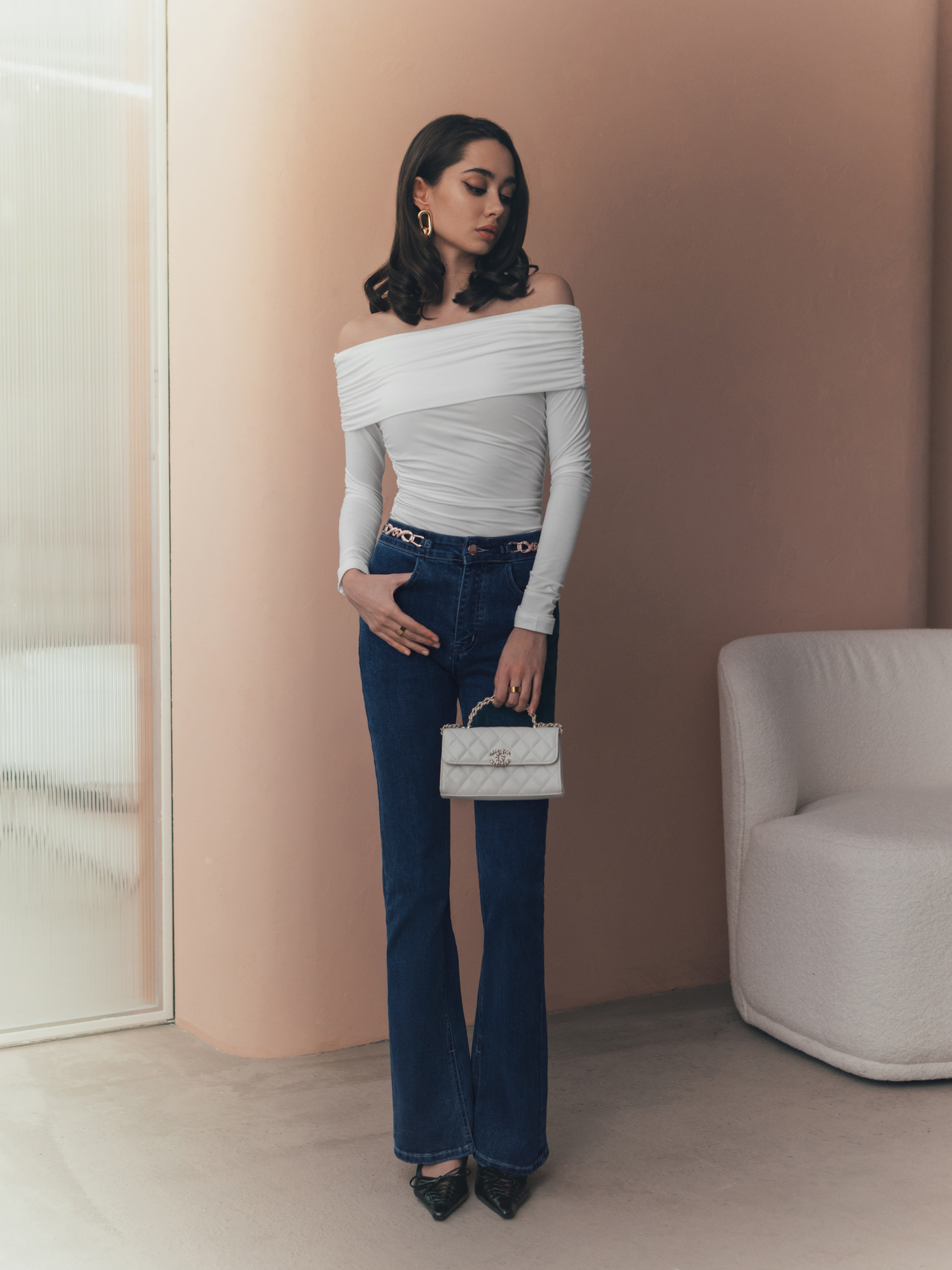 Flared jeans with chain belt