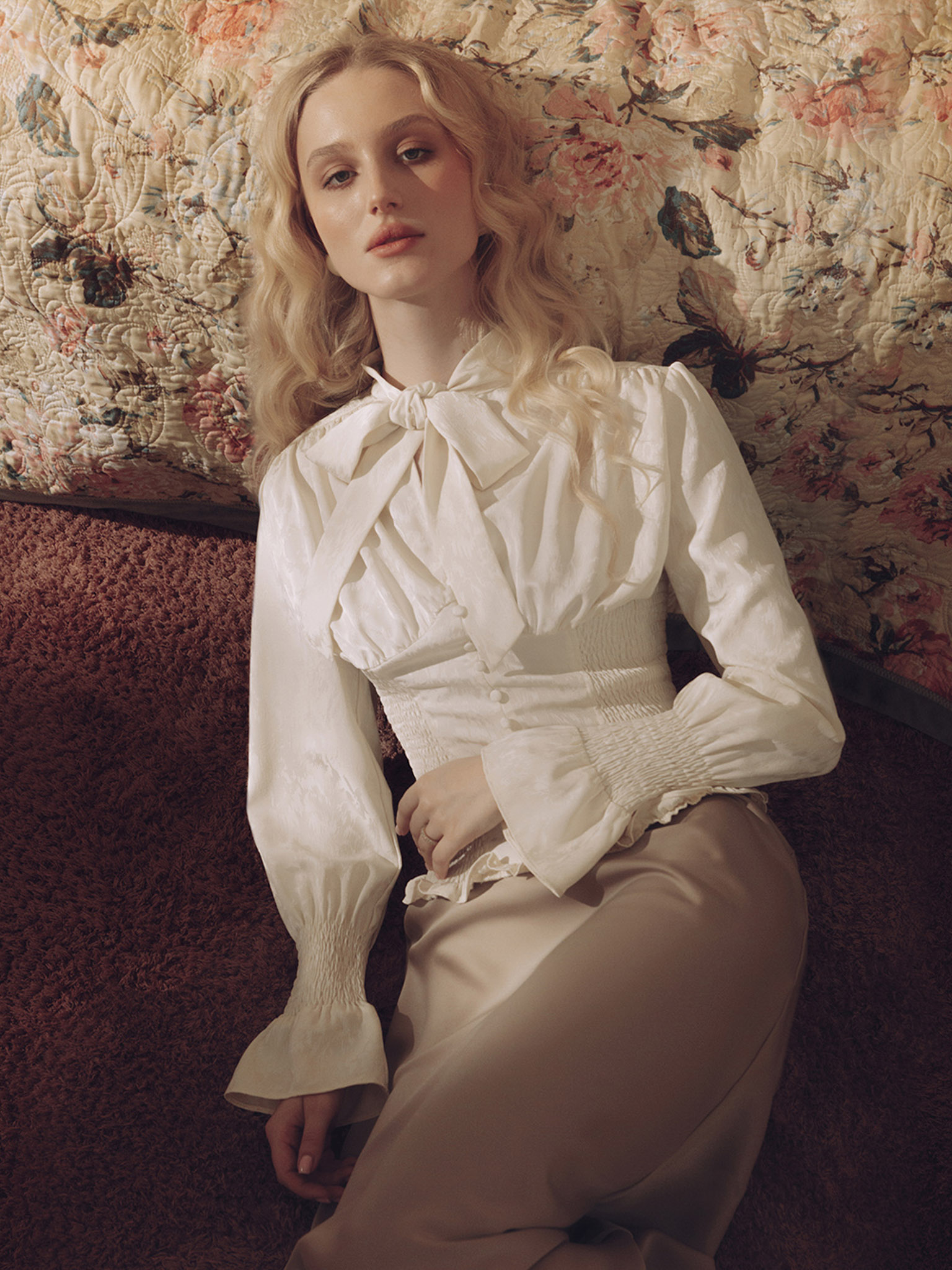 Fitted blouse with a puffy bow on the collar