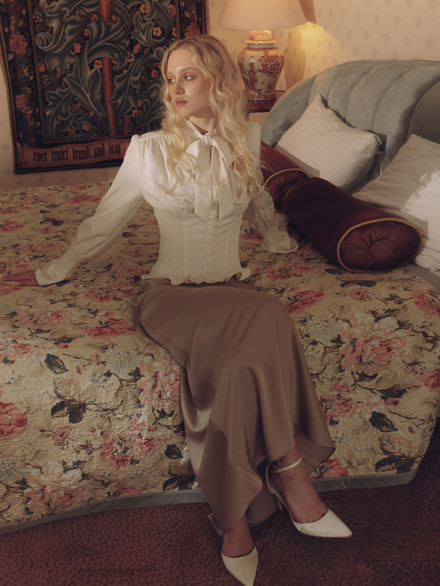 Fitted blouse with a puffy bow on the collar