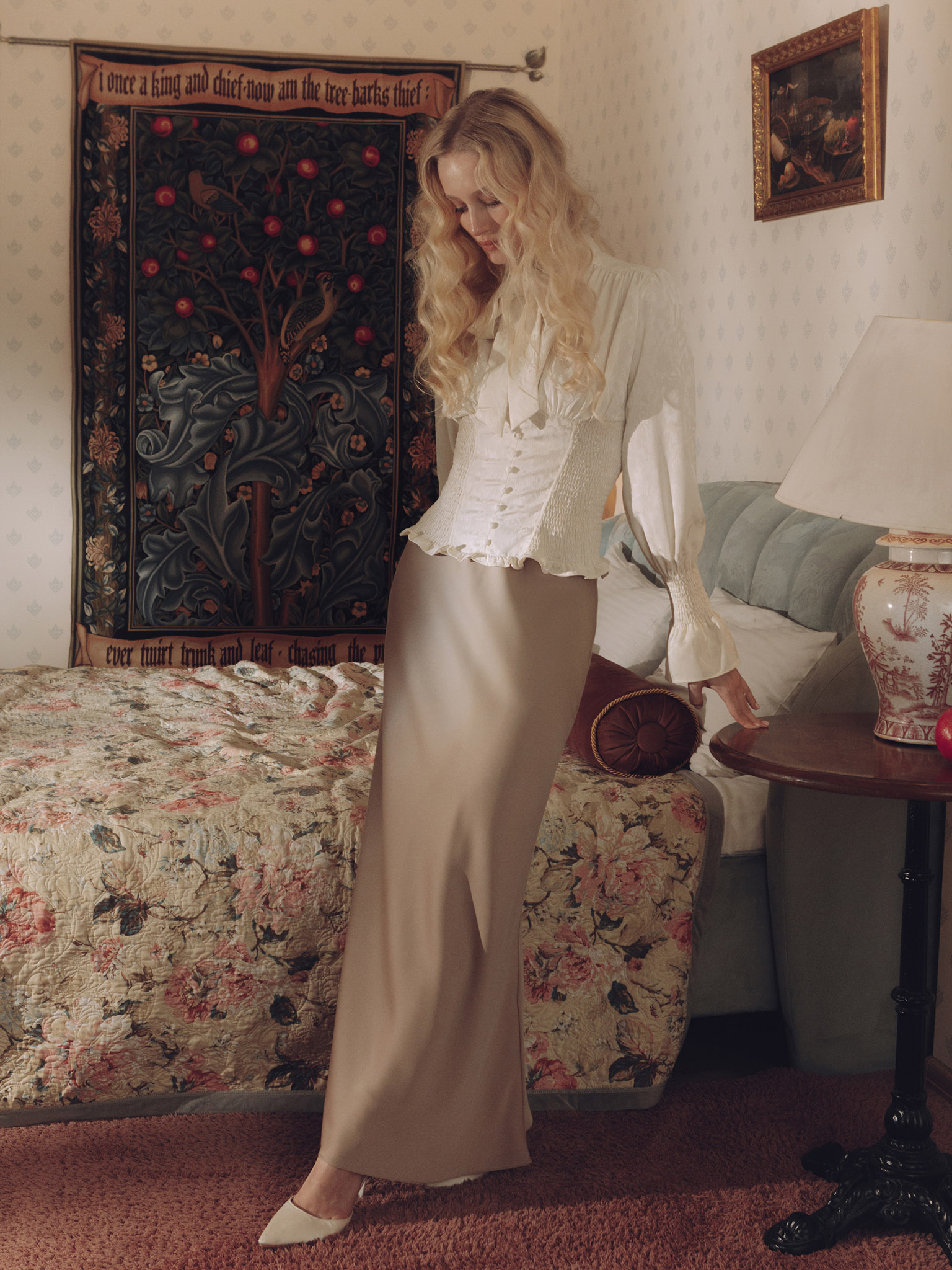 Fitted blouse with a puffy bow on the collar