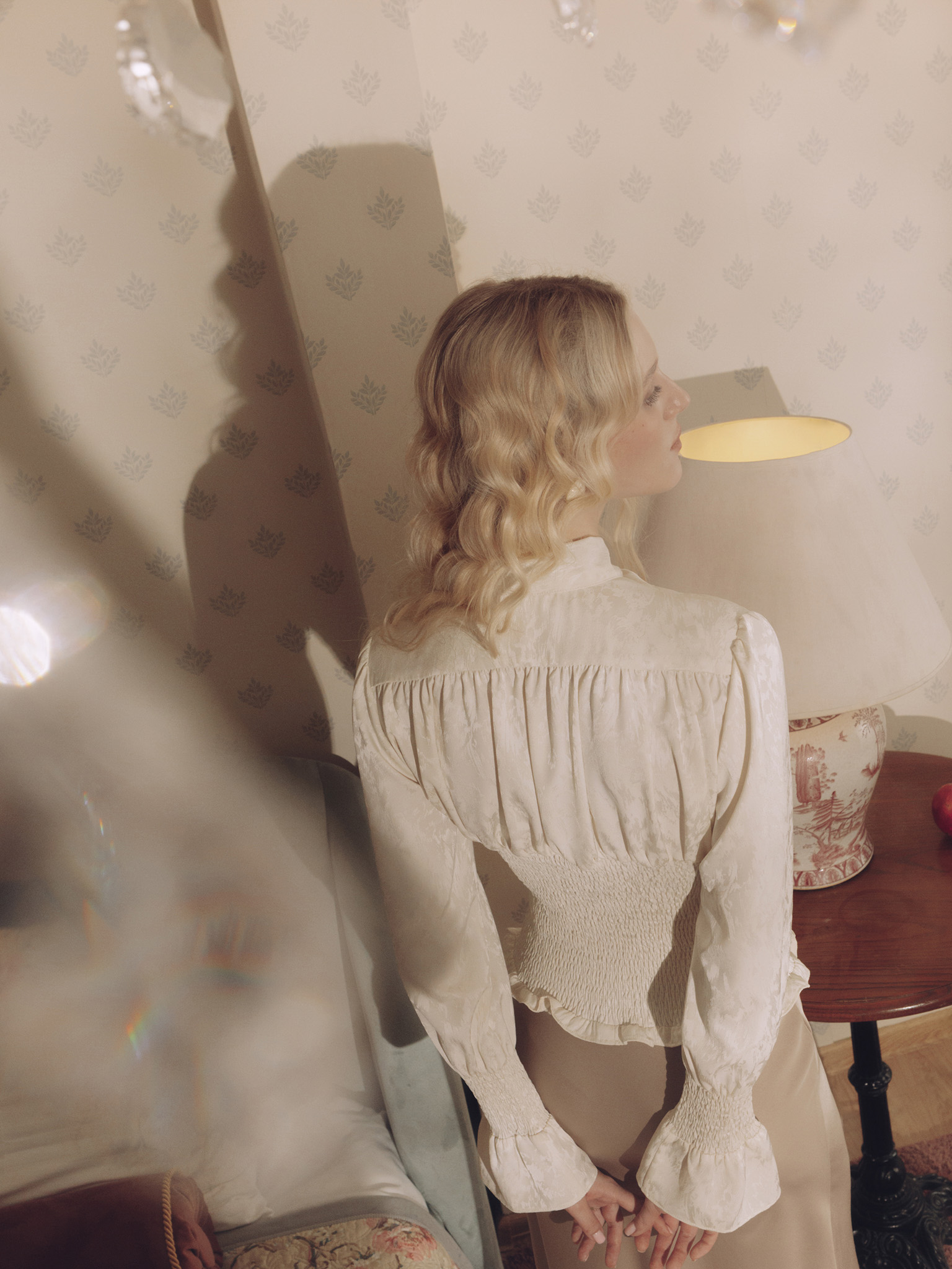 Fitted blouse with a puffy bow on the collar