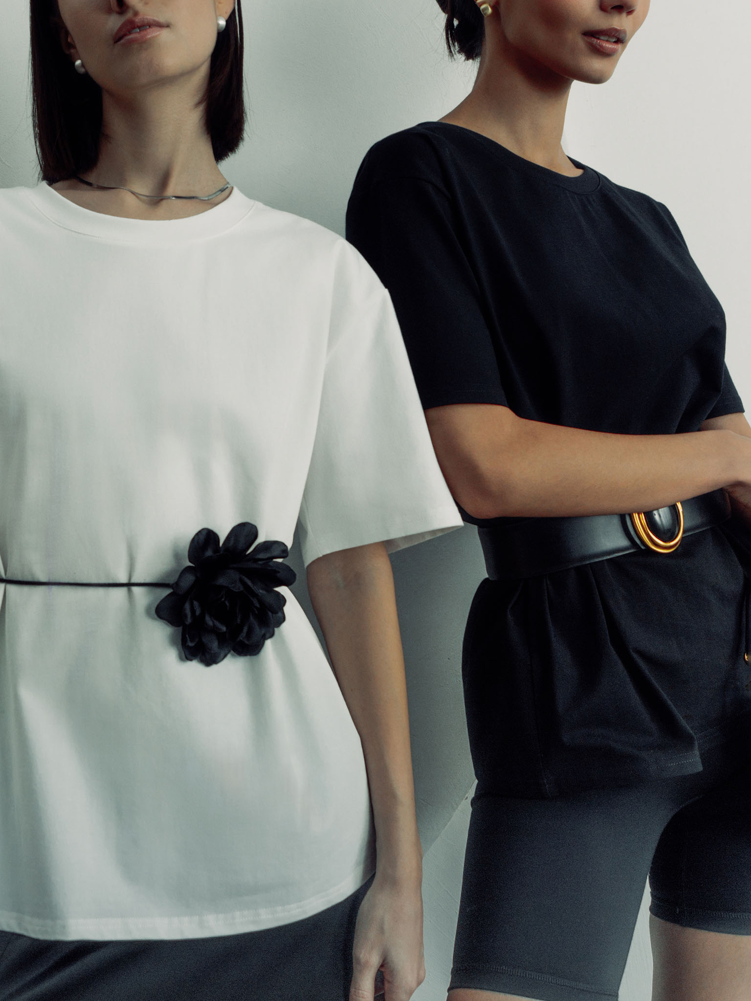 Monochrome loose T-shirt