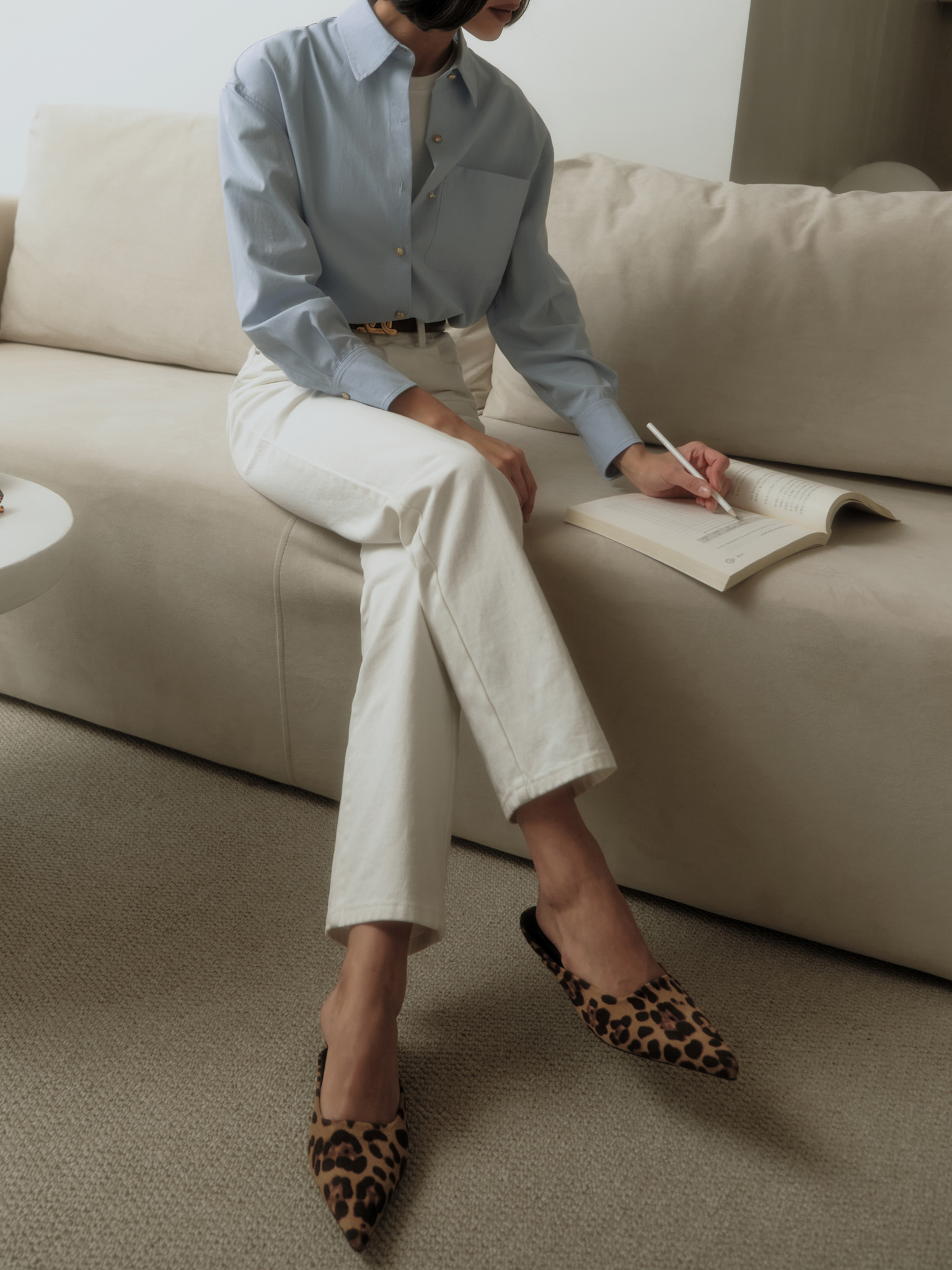 Loose shirt with accent buttons