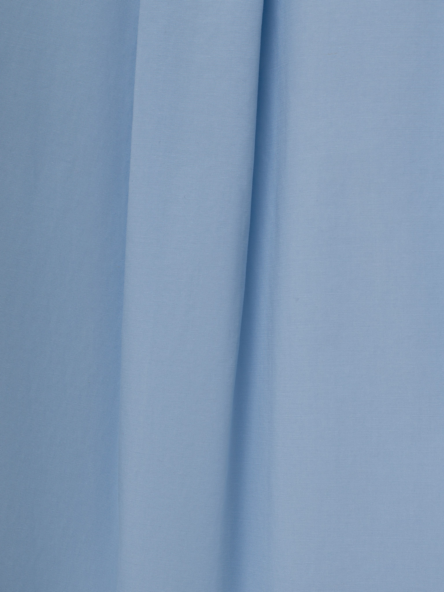 Loose shirt with accent buttons