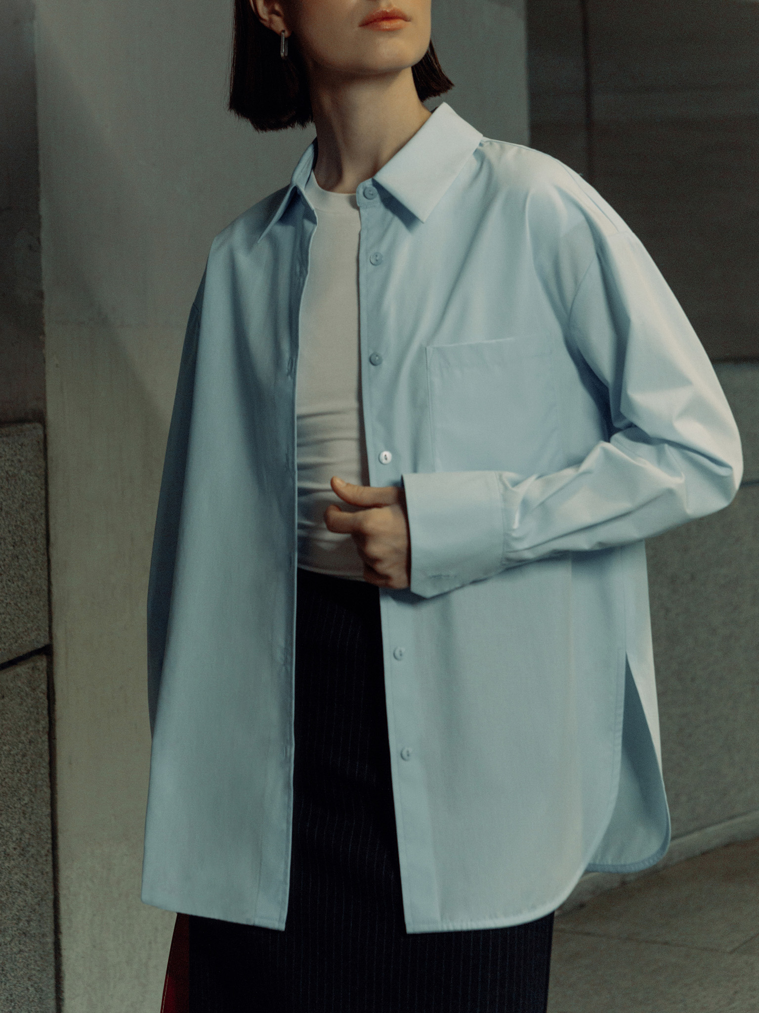 Свободная рубашка с вырезами по бокам