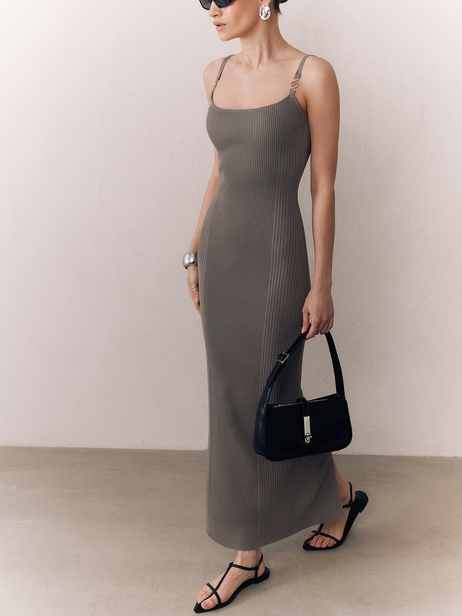 Трикотажное платье макси с декором на бретелях