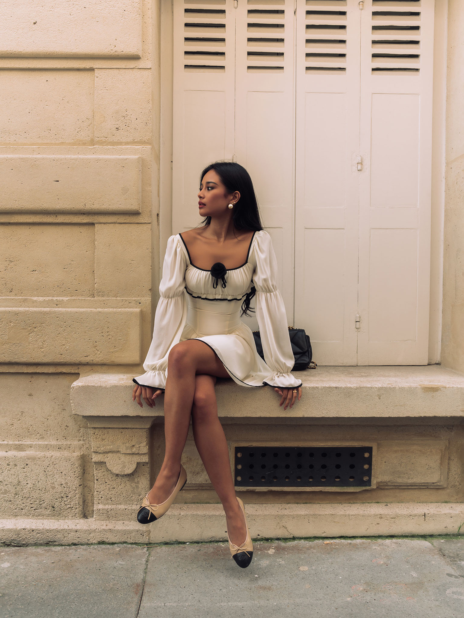 Платье мини с контрастным бантом на лифе и цветком