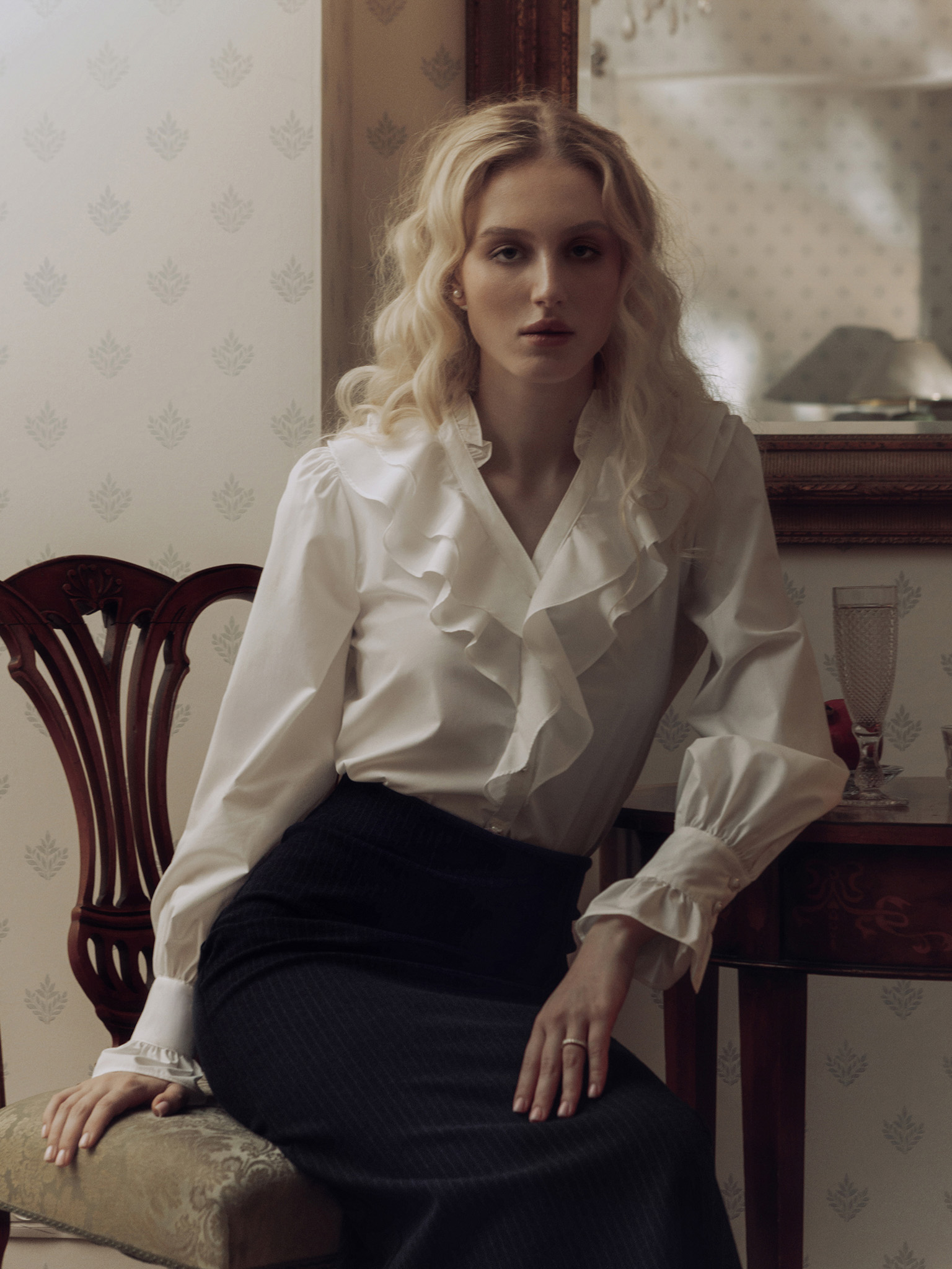 Straight blouse with ruffle at the collar