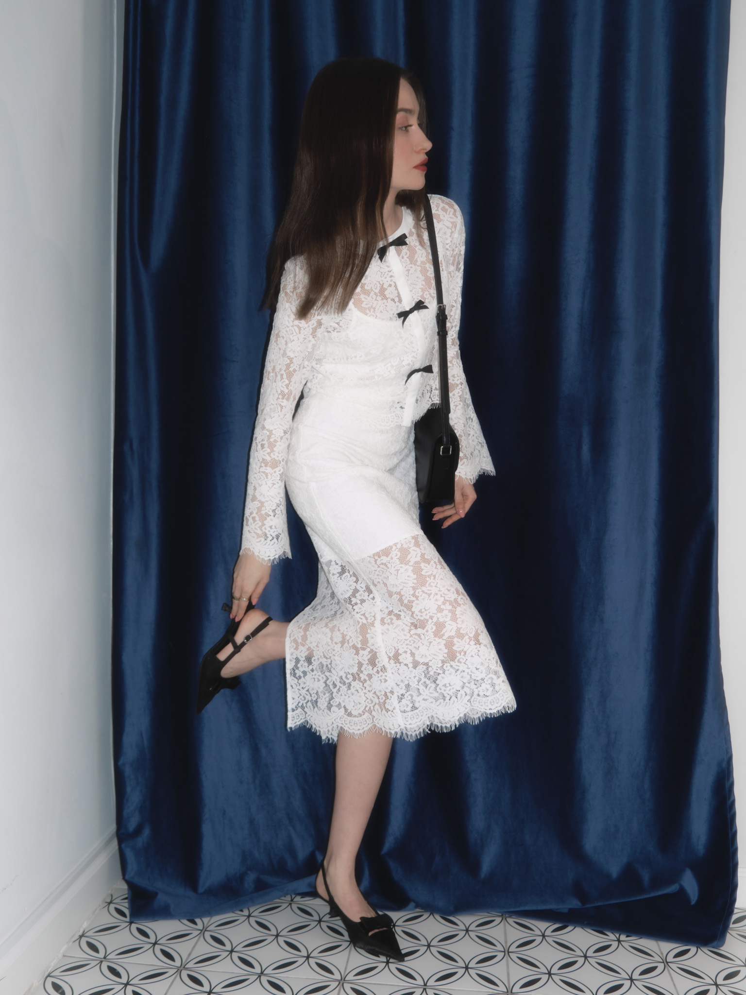 Lace midi skirt with contrasting bow