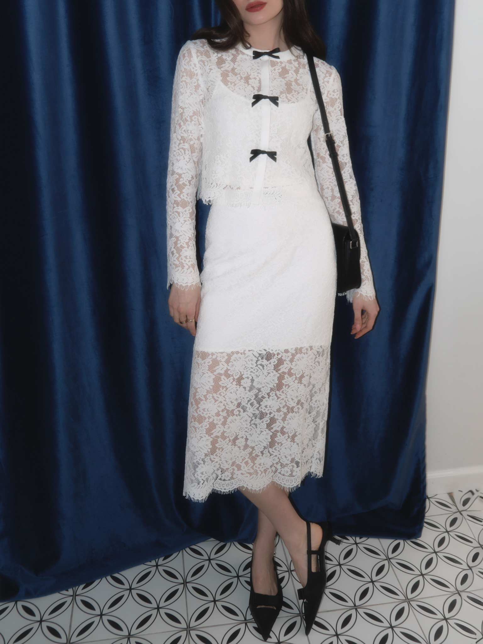 Lace midi skirt with contrasting bow