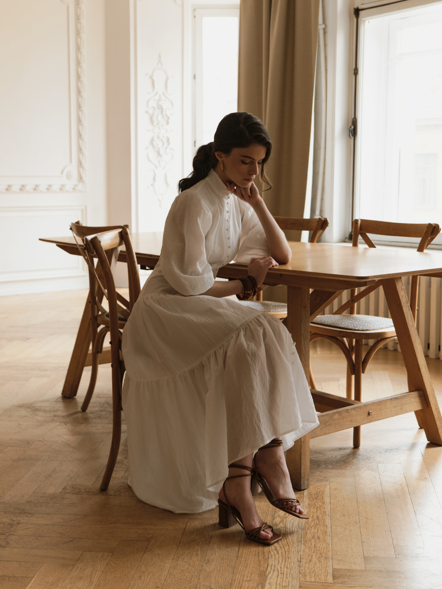 Lightweight midi dress in textured fabric with voluminous sleeves