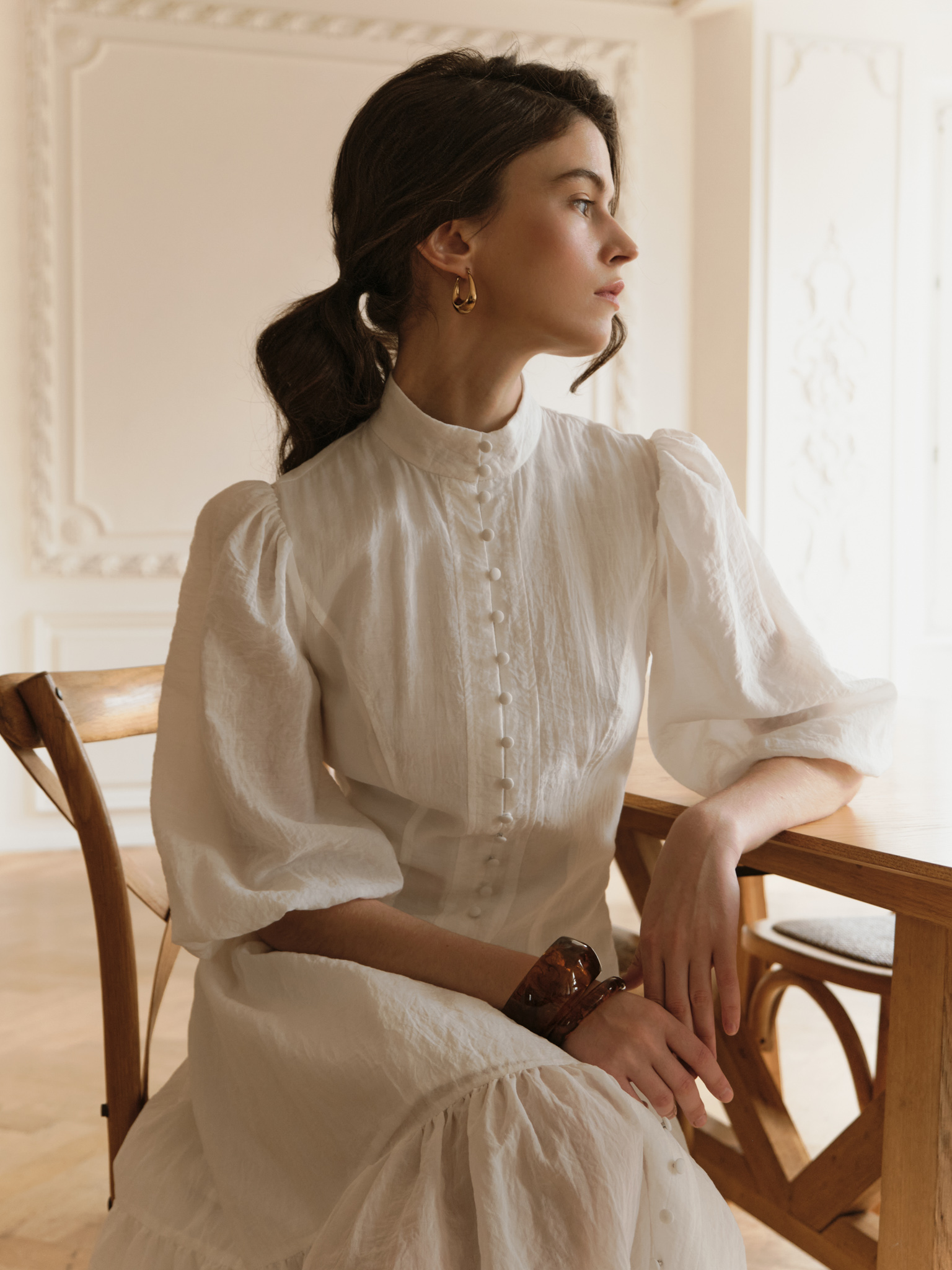 Lightweight midi dress in textured fabric with voluminous sleeves