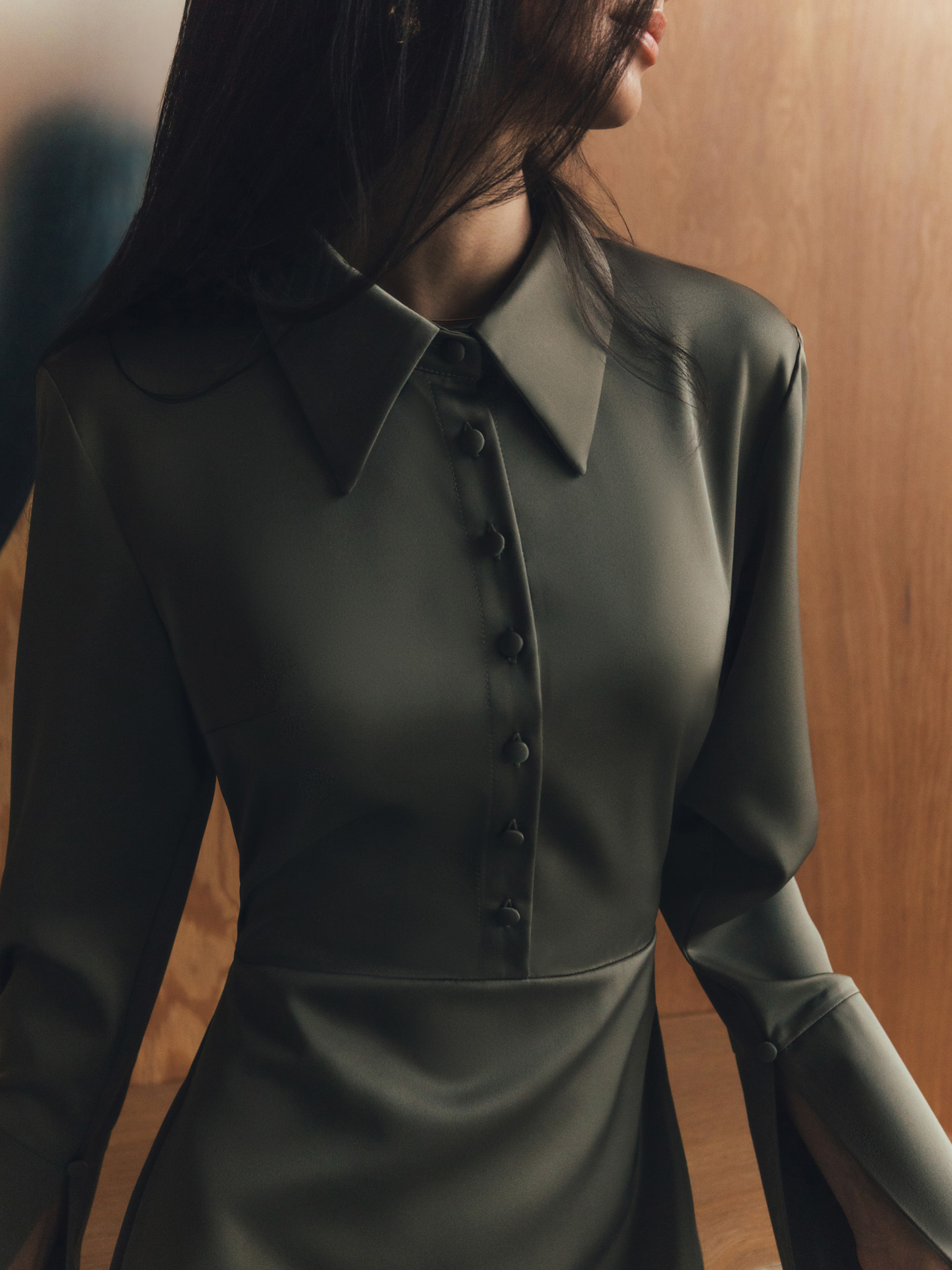 Satynowa sukienka midi z zapięciem na guziki