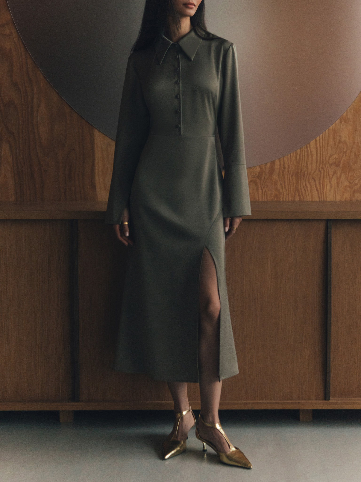 Satynowa sukienka midi z zapięciem na guziki