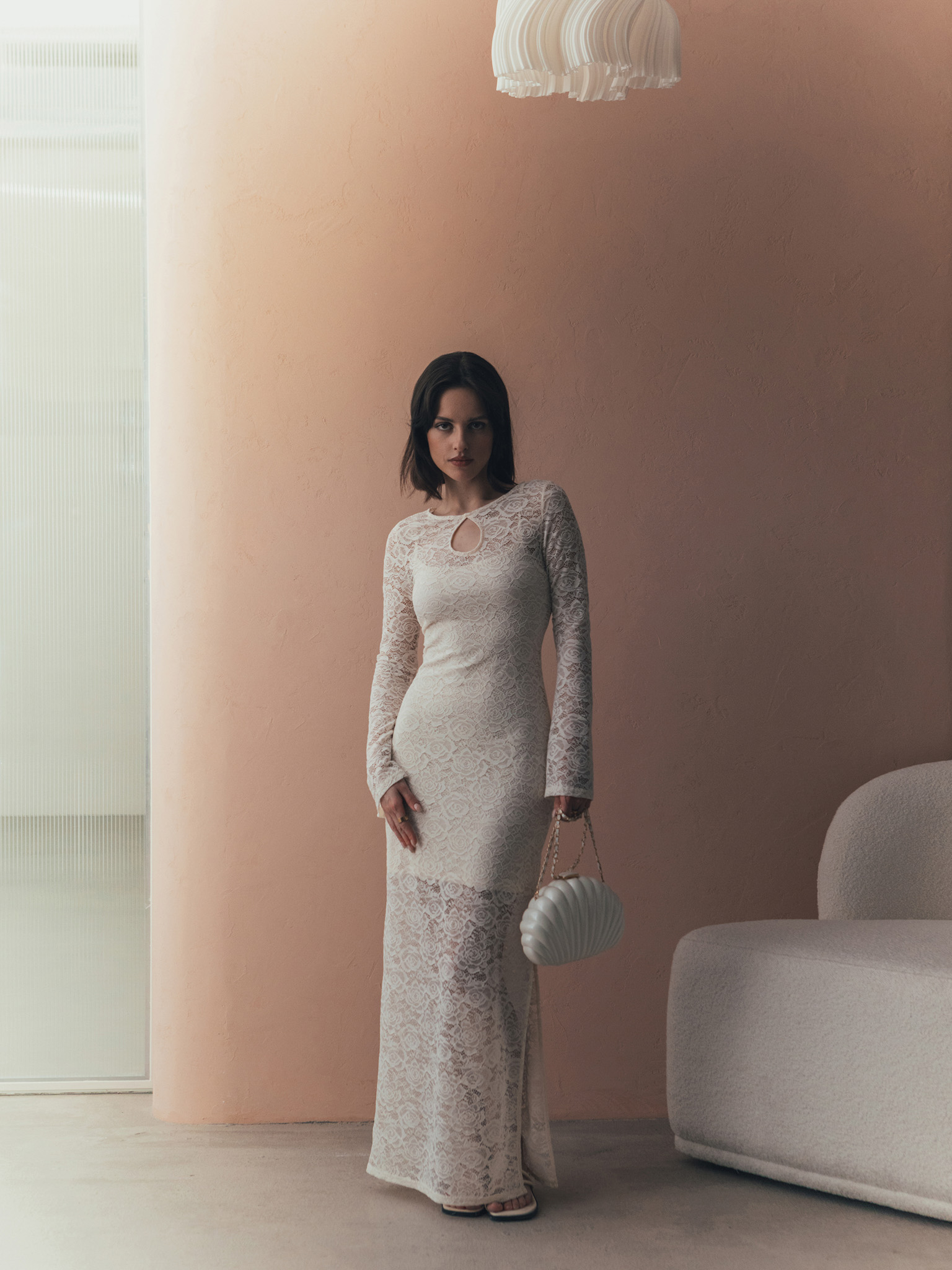 Maxikleid aus Spitze mit Kragenschlitz