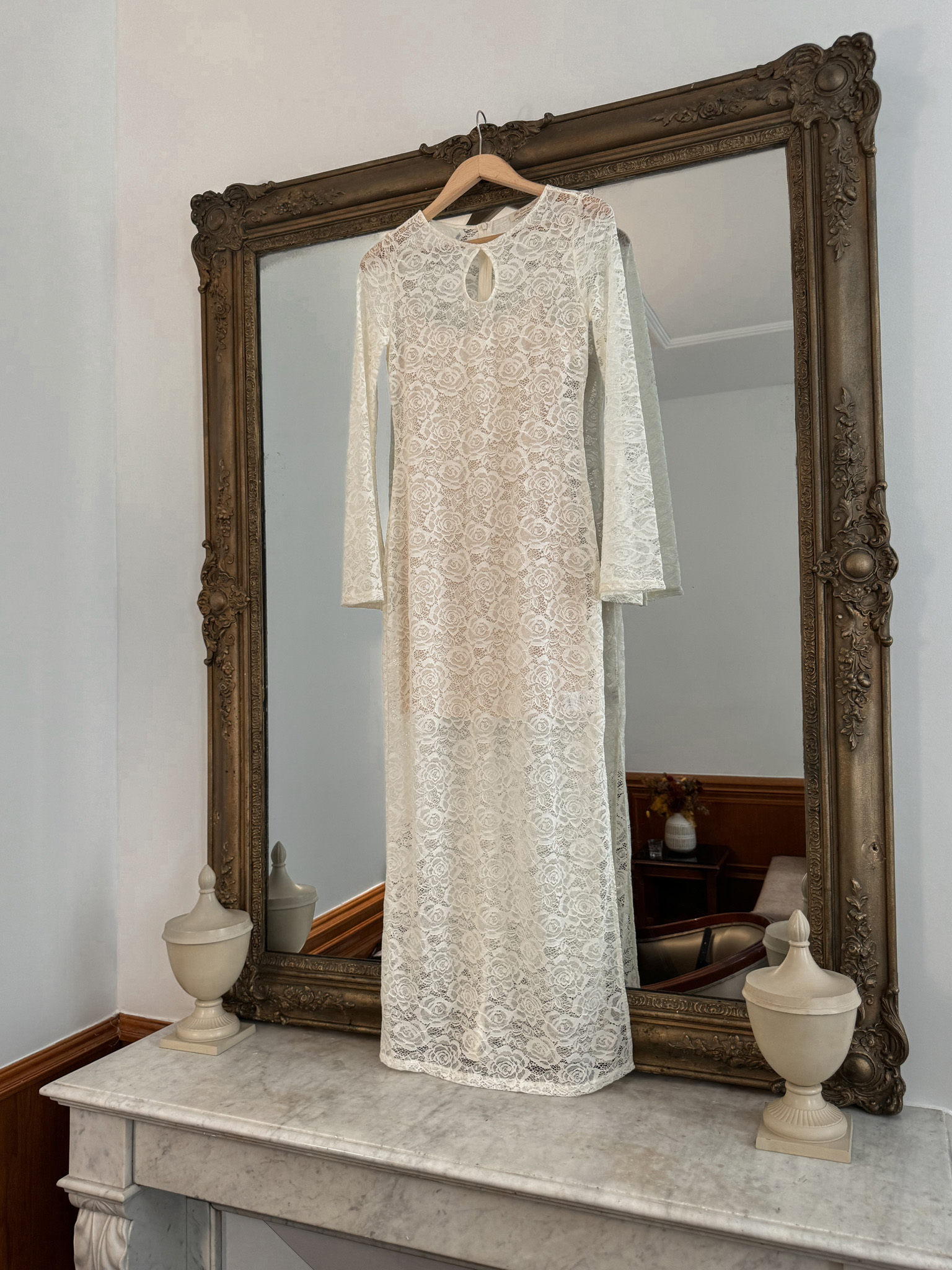 Maxikleid aus Spitze mit Kragenschlitz