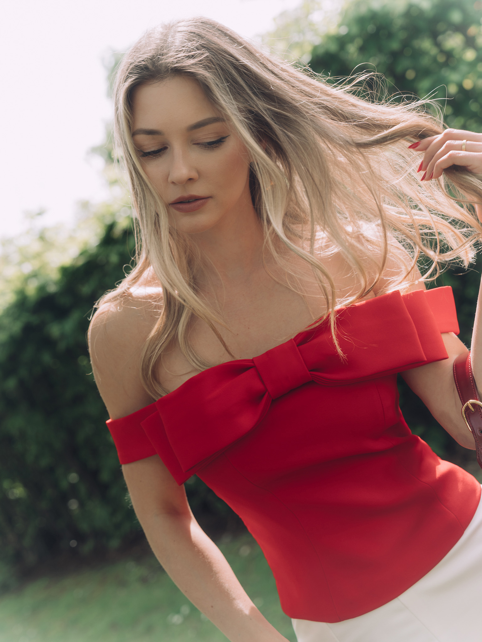 Corset top with open shoulders and frontal bow