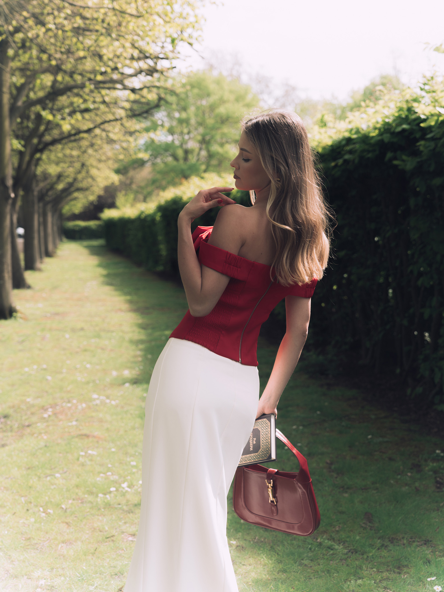 Corset top with open shoulders and frontal bow