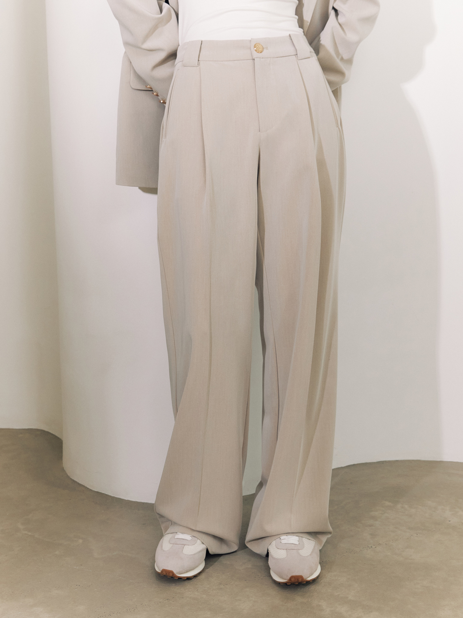 Костюмные брюки с золотистой пуговицей