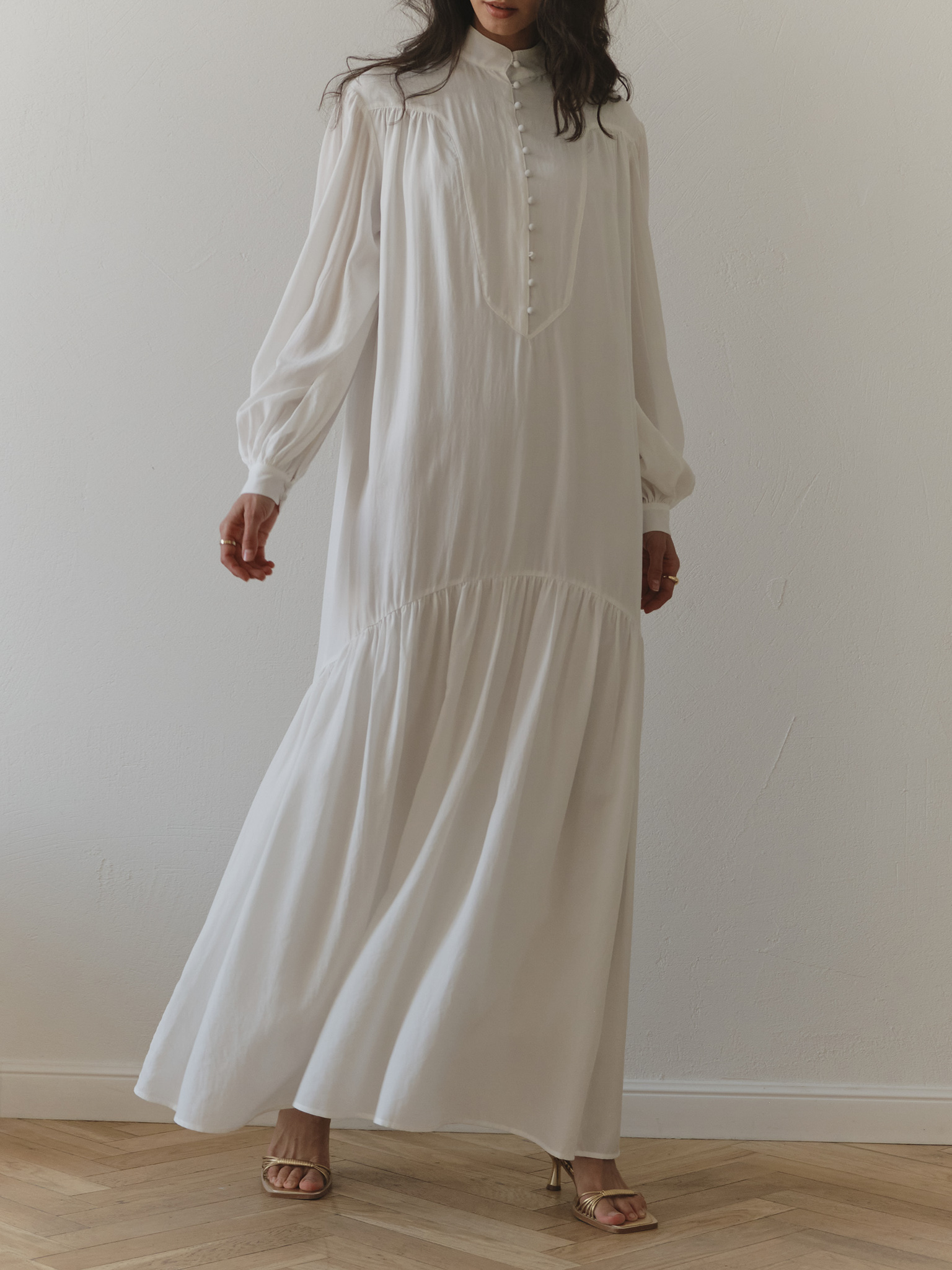 Voluminous maxi dress with long sleeves