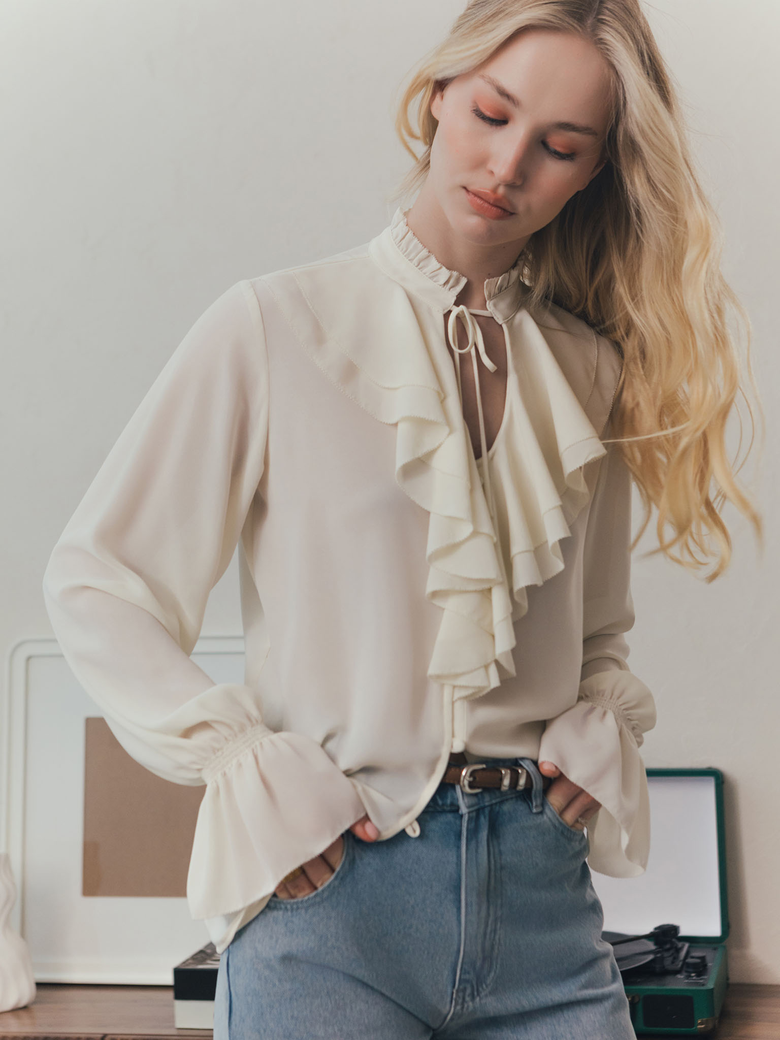 Light blouse with flounces and ties at the collar
