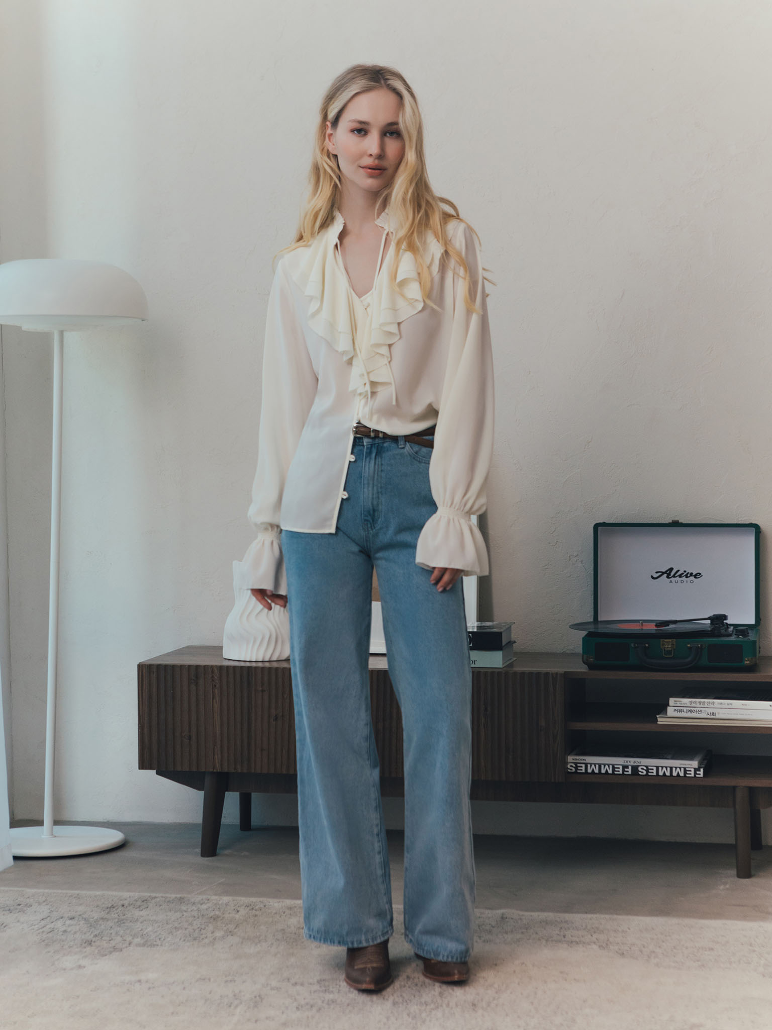 Light blouse with flounces and ties at the collar